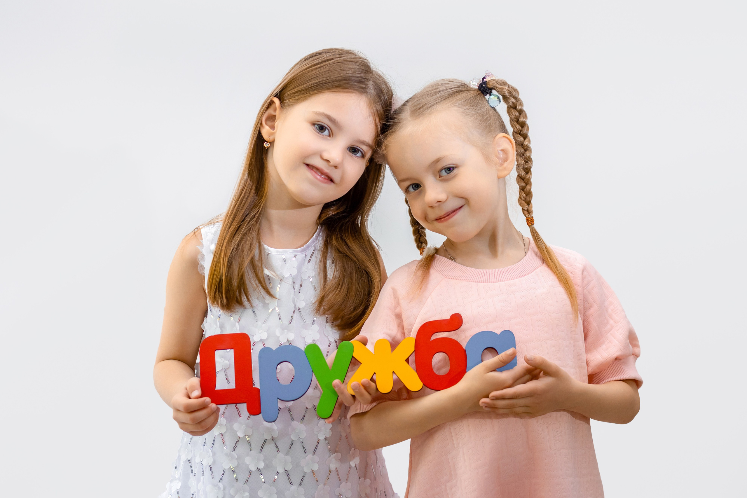 Яркие дети на светлом фоне. Семейный и детский фотограф в Ростове-на-Дону