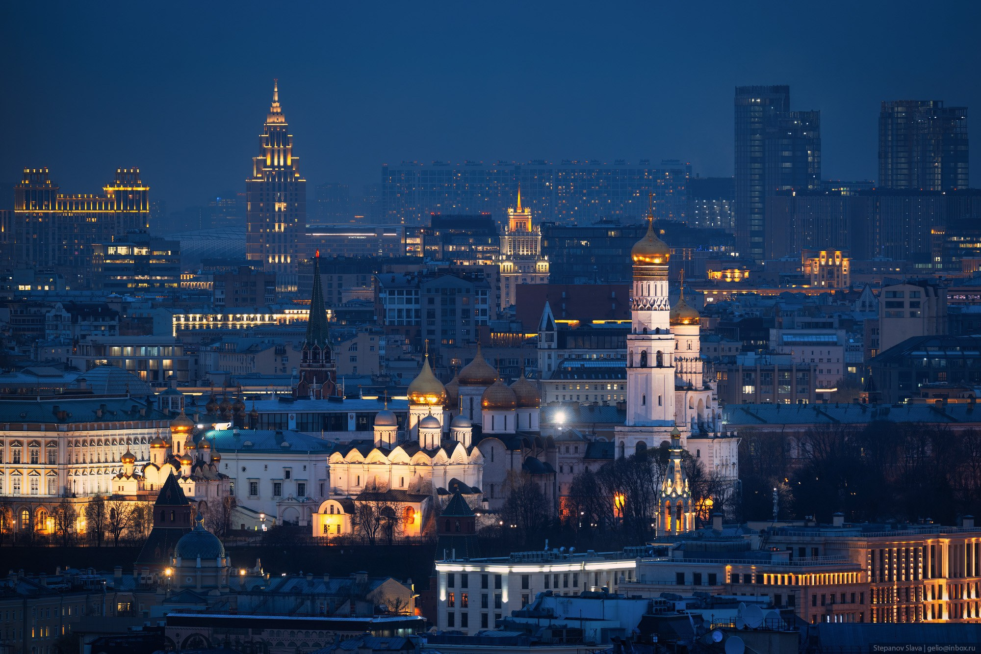 Вид на ночной Кремль, колокольню Ивана Великого и панораму города с высоты птичьего полета, огни вечерней Москвы.