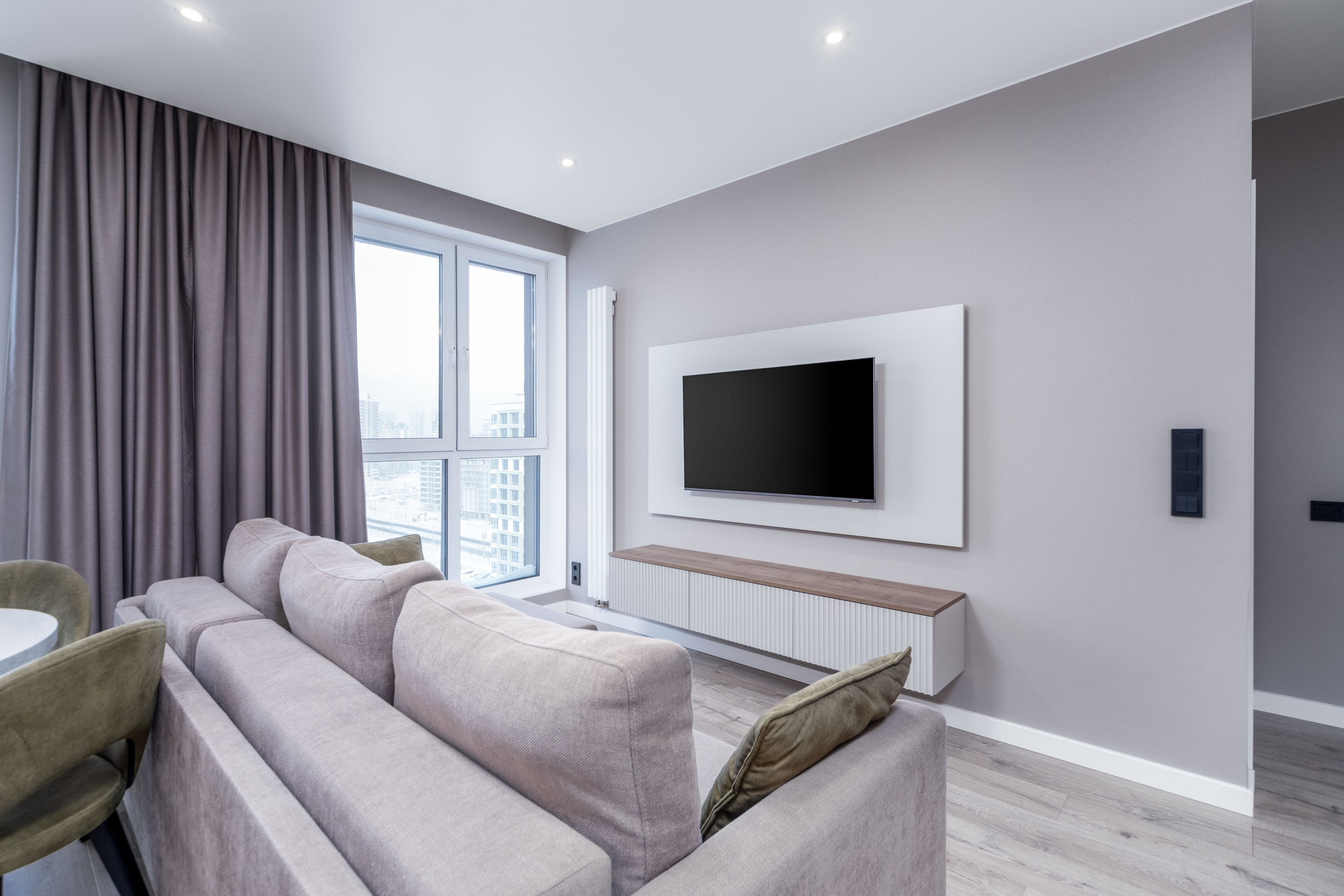 Интерьер ТВ зоны в гостиной в трехкомнатной квартире в ЖК Минск Мир