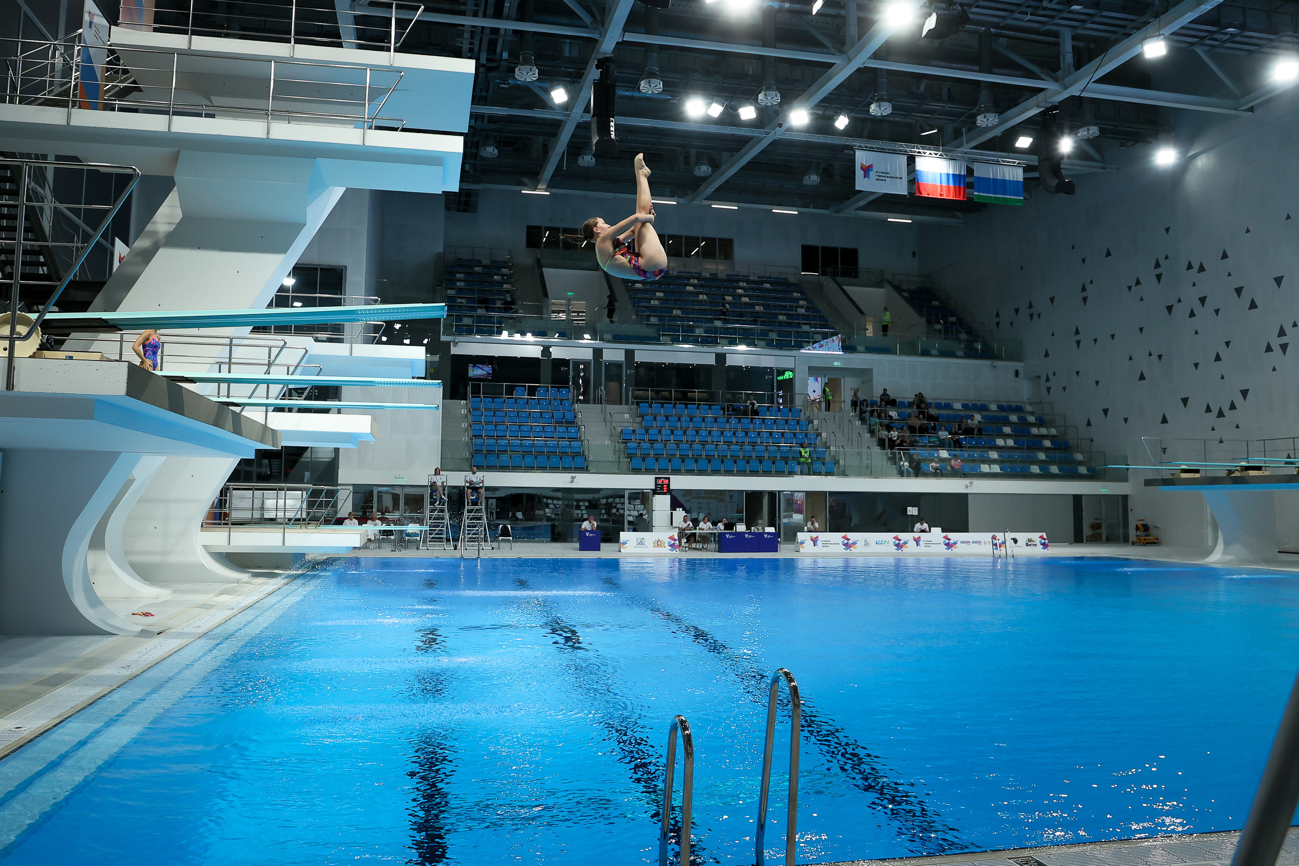 Спортсмен завис в воздухе сложившись пополам. Организатор соревнований Центр спортивных мероприятий (Свердловская обл.)