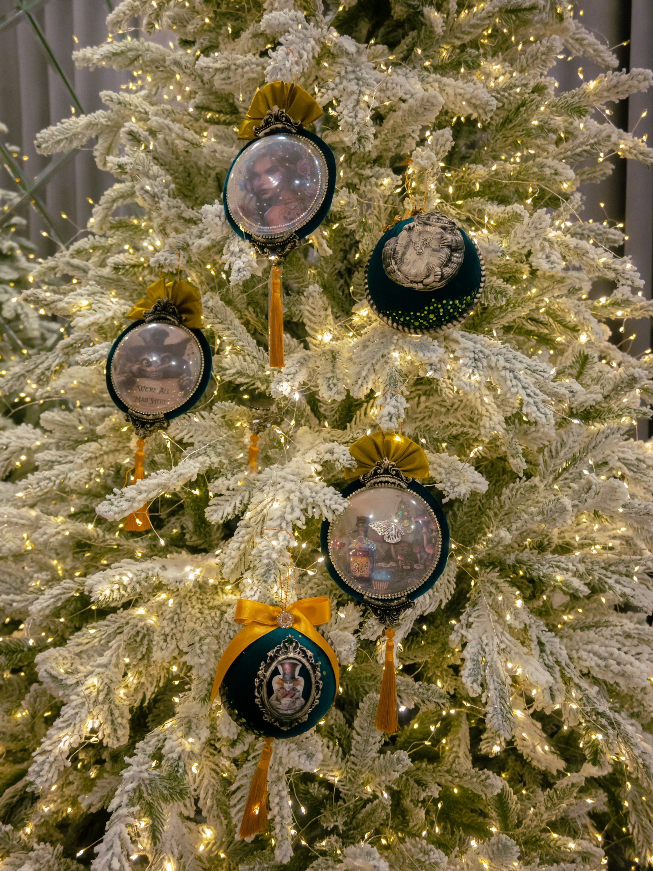 Набор елочных шаров «Алиса в стране чудес». Елочные игрушки ручной работы / Fairytale decor