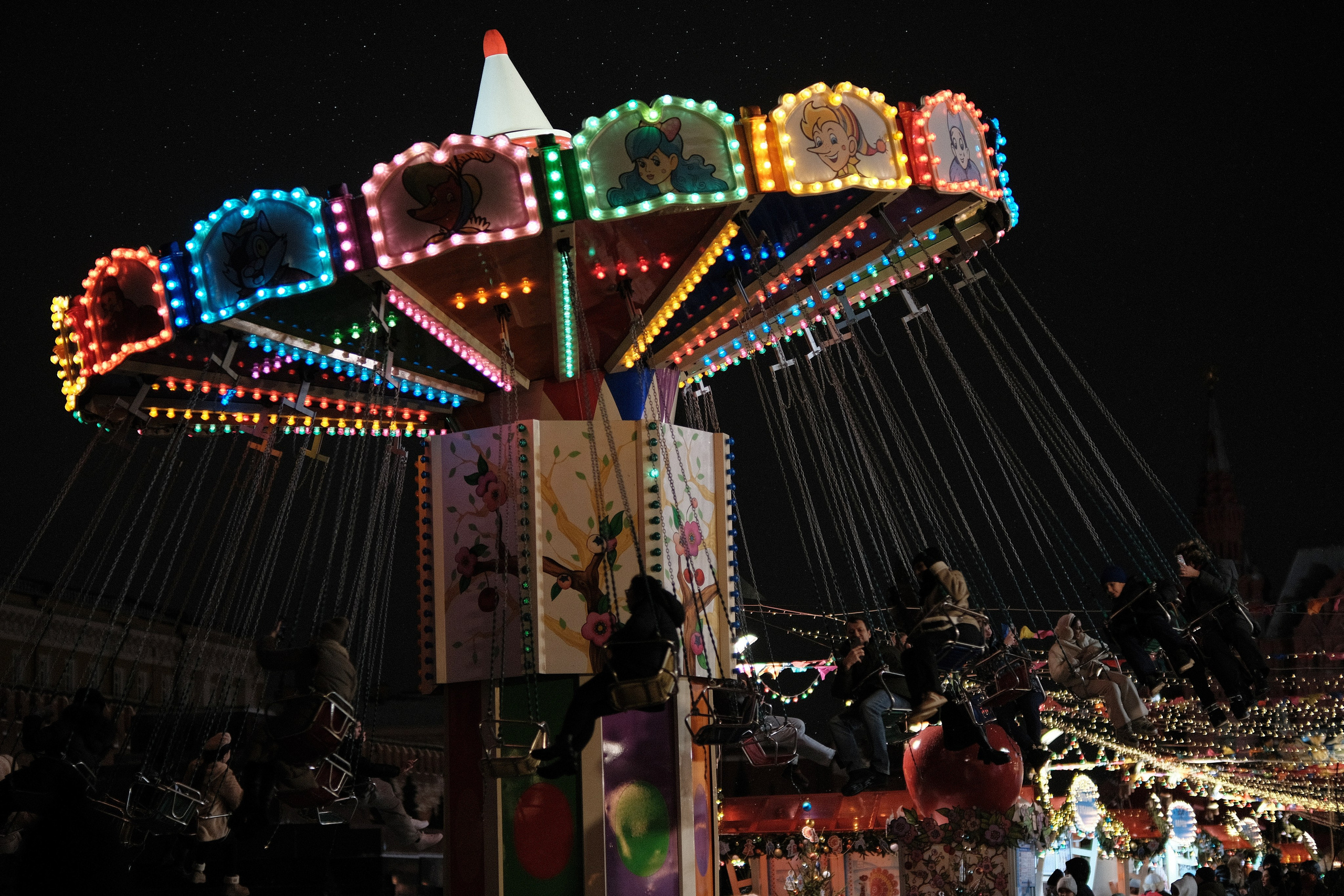 Новогодняя ярмарка на Красной площади в Москве 2025, праздничные аттракционы, огни и атмосфера Нового года