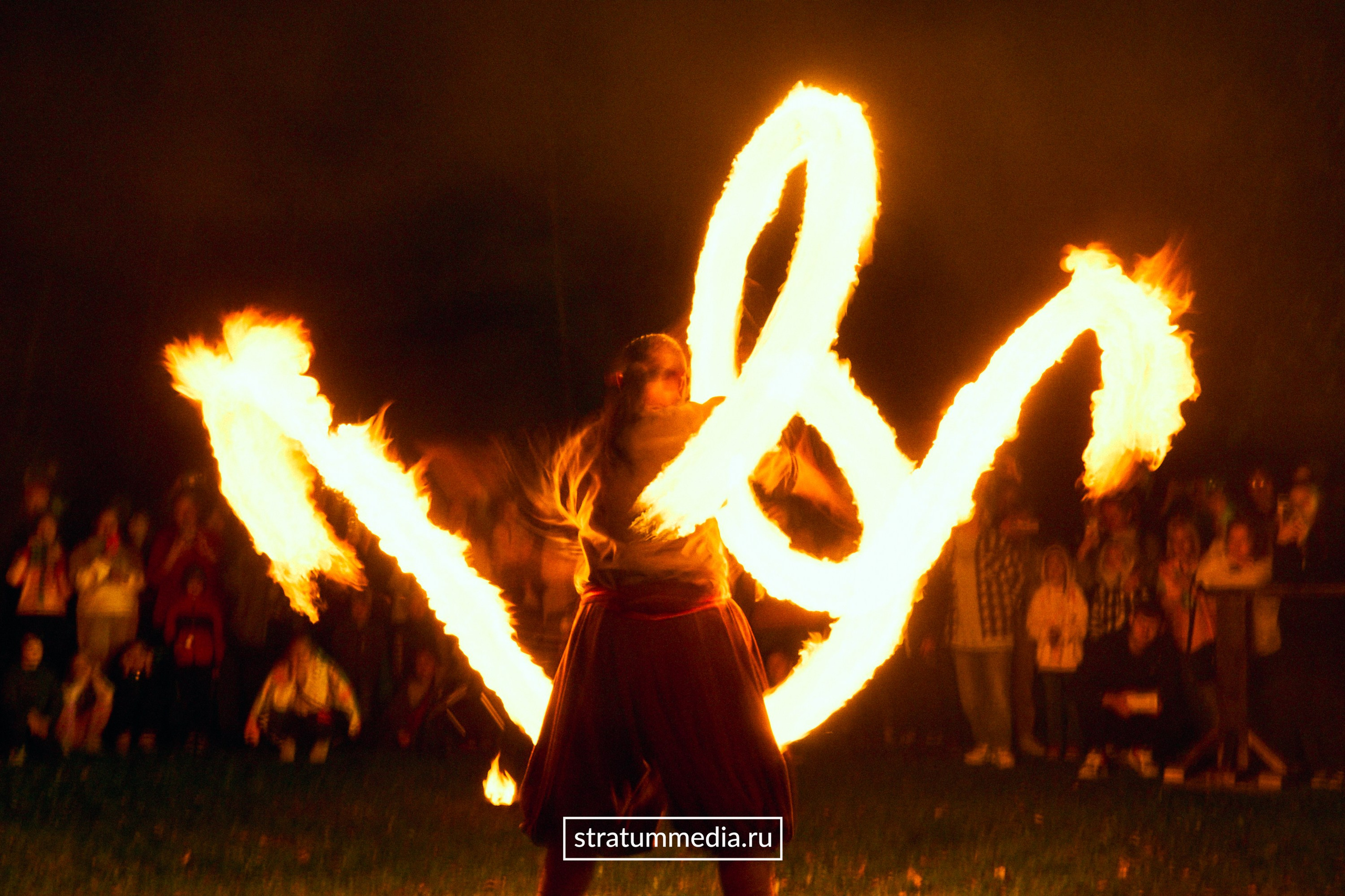 Fire Show at Park. Stratum Media — Фото-Видео Съемки
