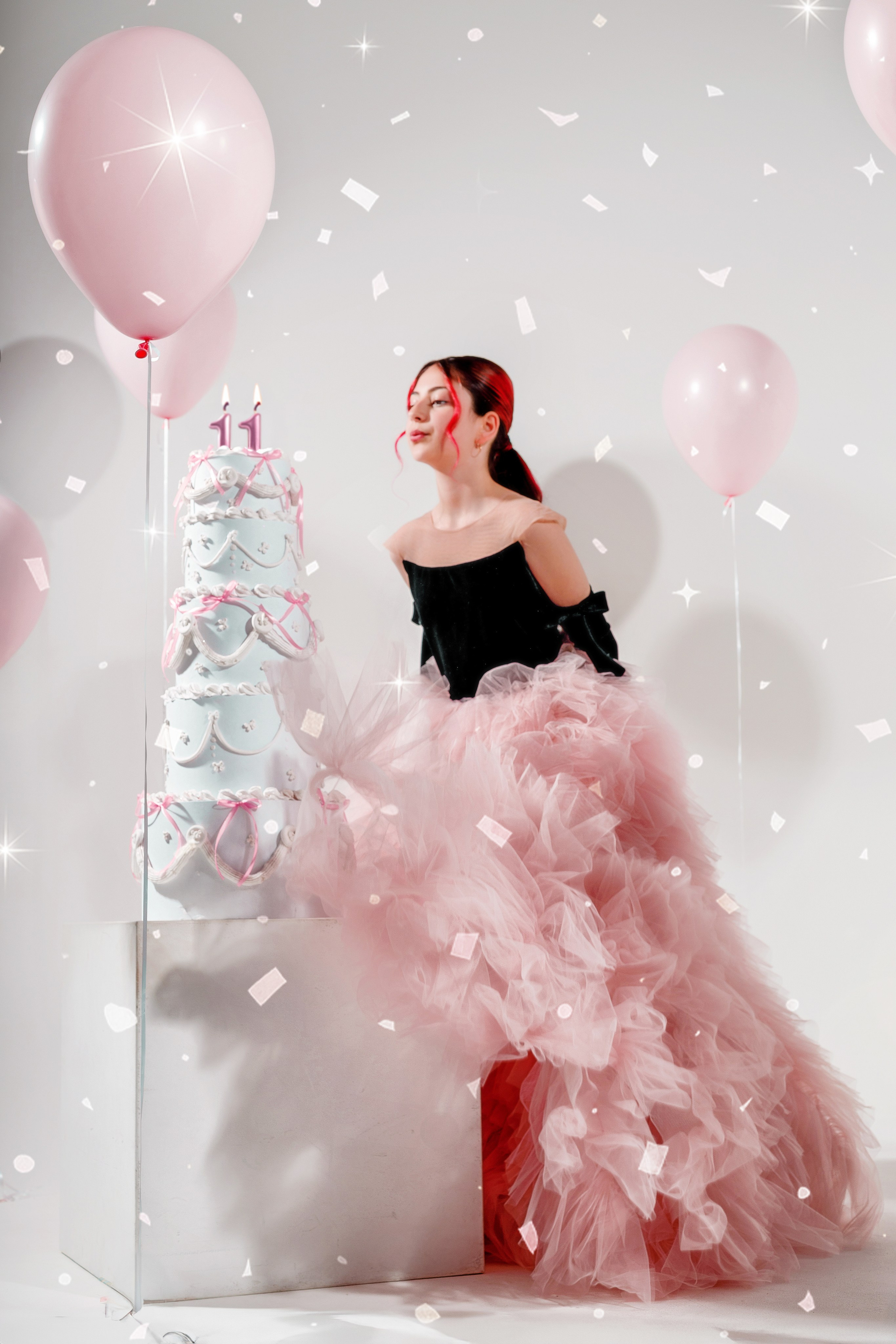Девочка в нежно-розовом пышном платье среди розовых шаров с цифрой 11. День рождения Каролины