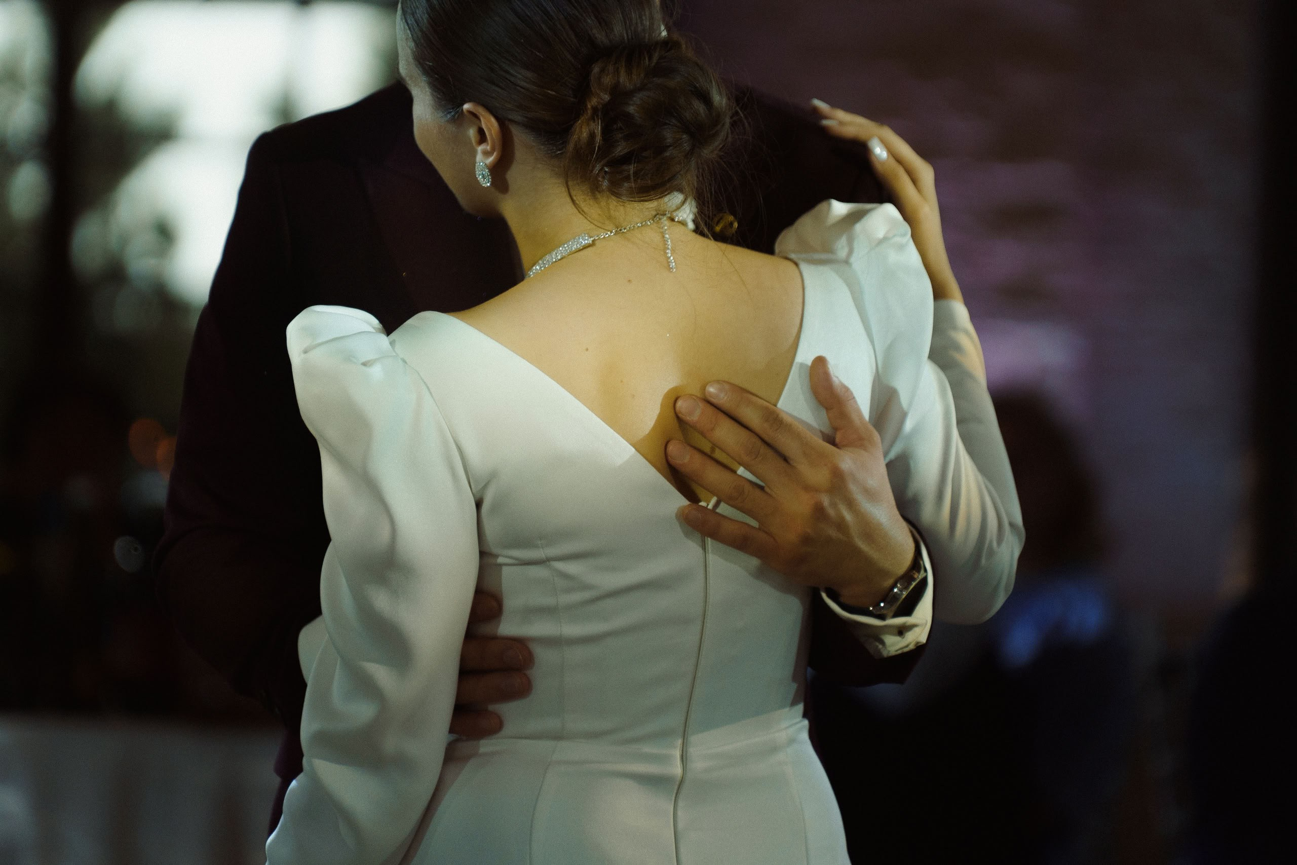 Крупный план объятий во время свадебного танца