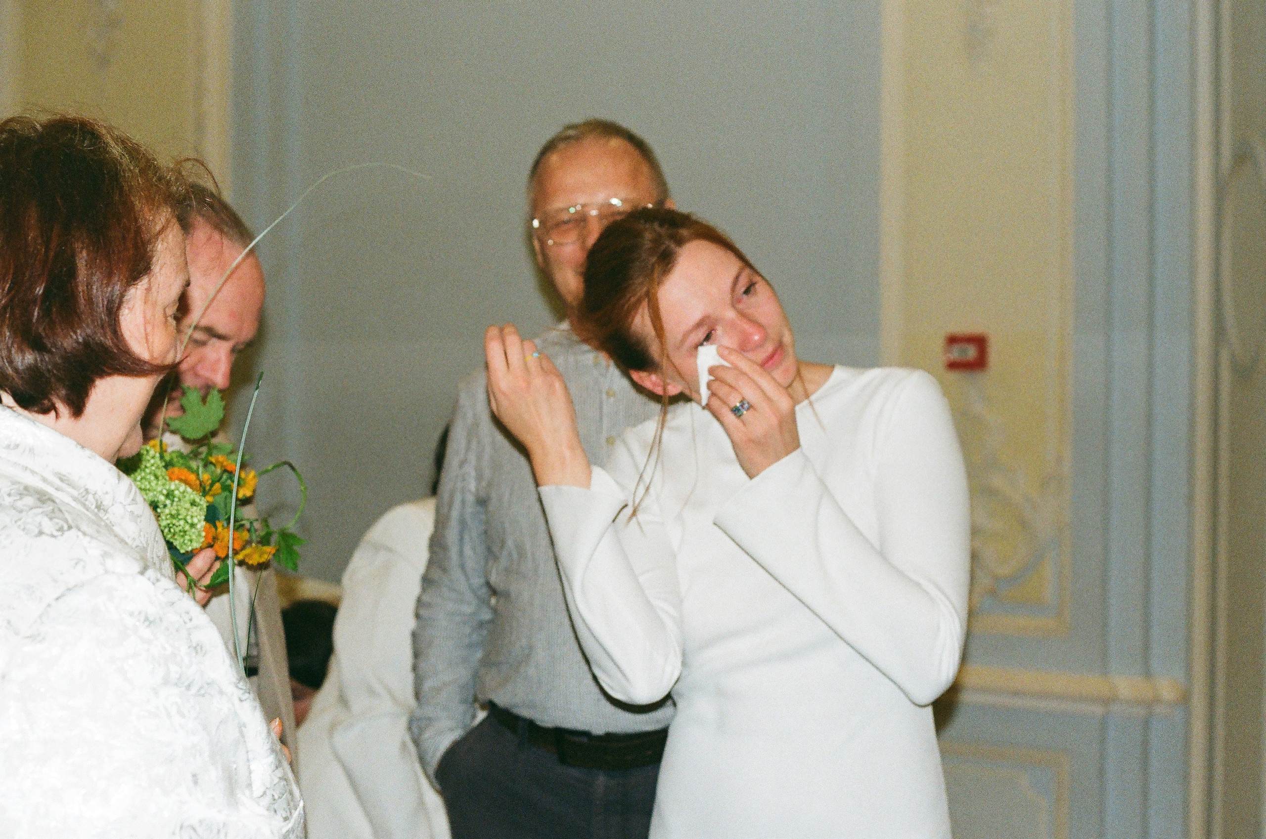 Мария вытирает слёзы радости после поздравлений, плёночная фактура Gold 200