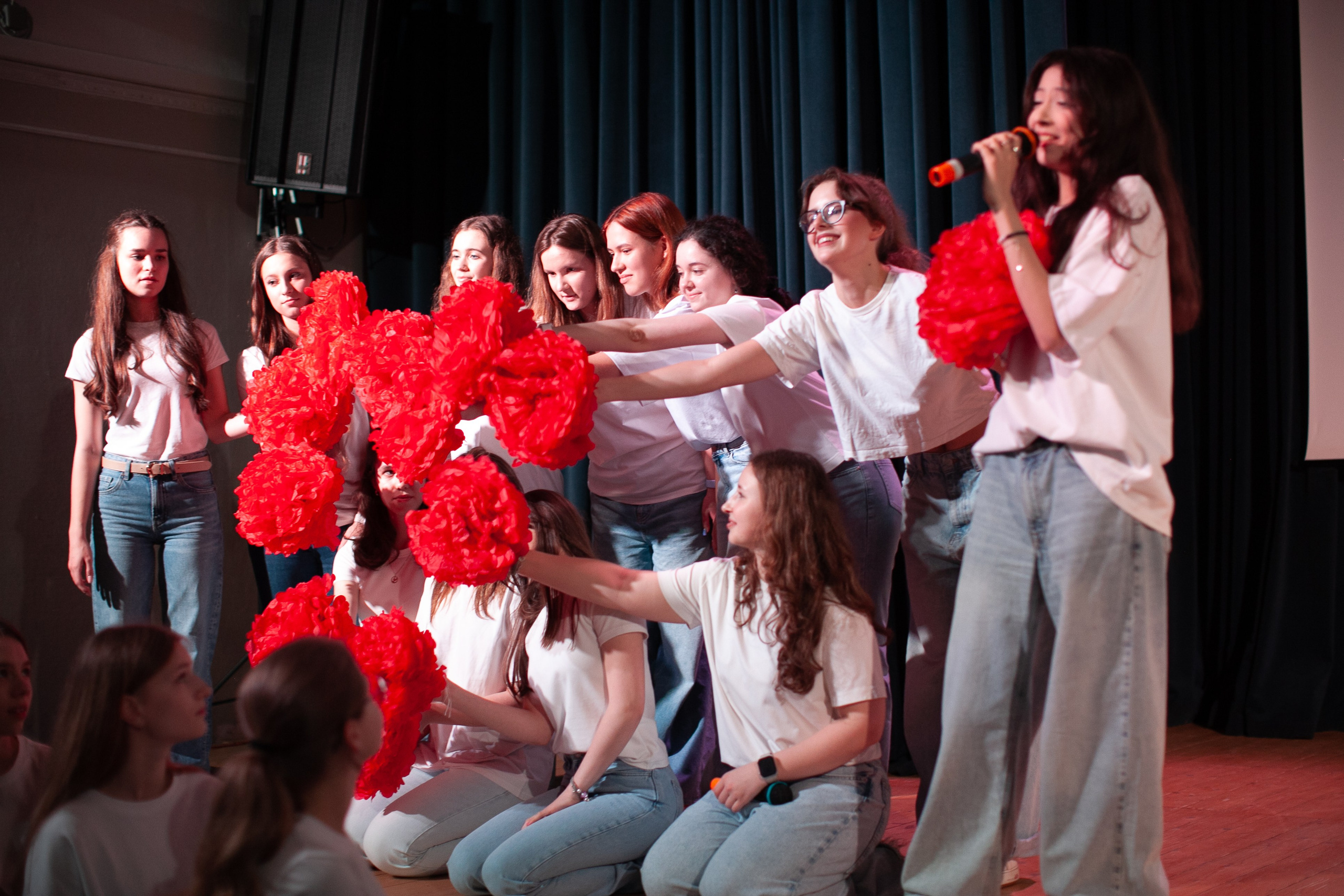 Последний звонок 2025 в Школе 1558 им. Росалии де Кастро. Выпускные альбомы Москва СВАО