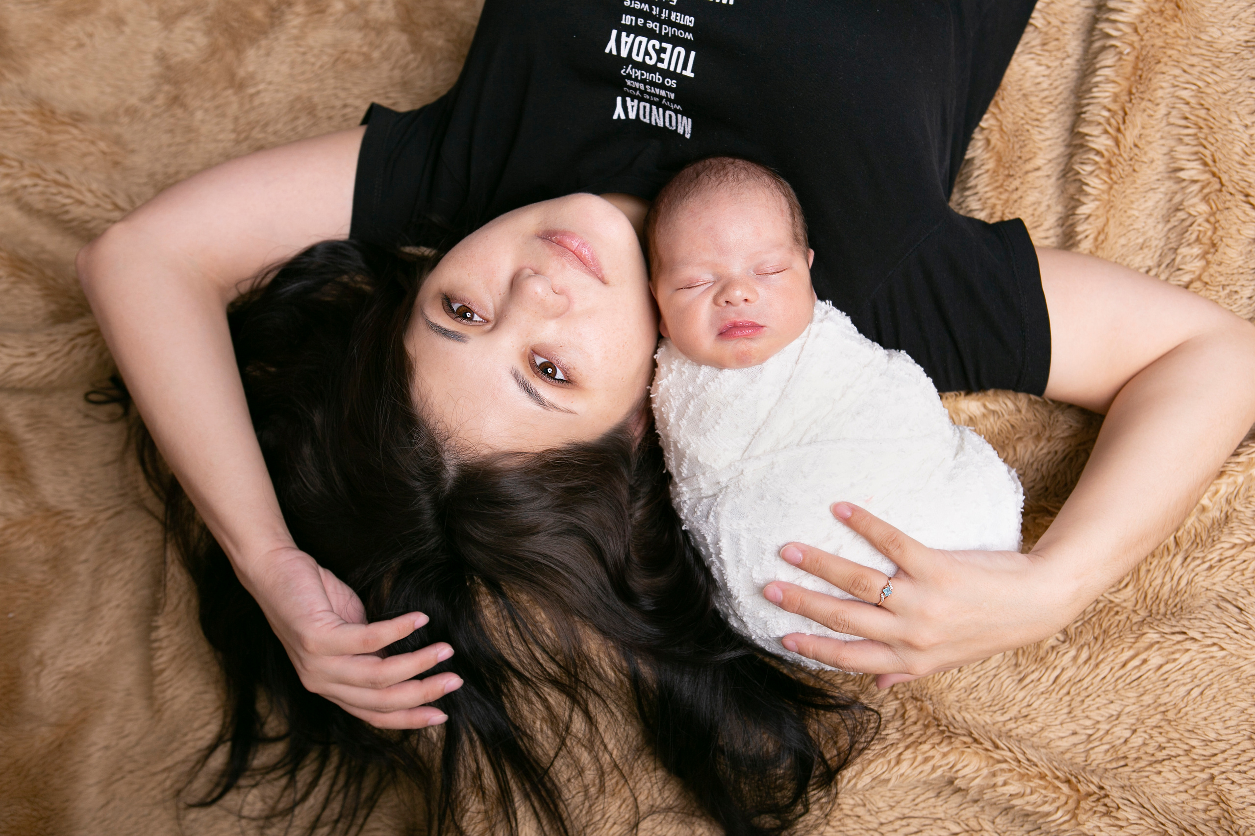 Фотограф новорожденных в Омске. Фотосессия новорожденных. Выезд. Фотограф Наталья Стаг в Омске. Фотографирую в разных стилях в разных студиях, а так же в школах и садах. Печатаю выпускные фотоальбомы