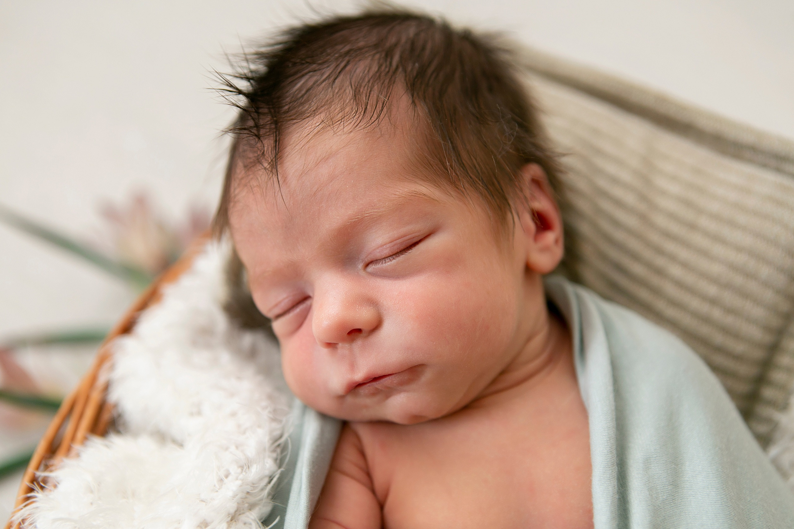 Фотограф новорожденных в Омске. Фотосессия новорожденных. Выезд. Фотограф Наталья Стаг в Омске. Фотографирую в разных стилях в разных студиях, а так же в школах и садах. Печатаю выпускные фотоальбомы