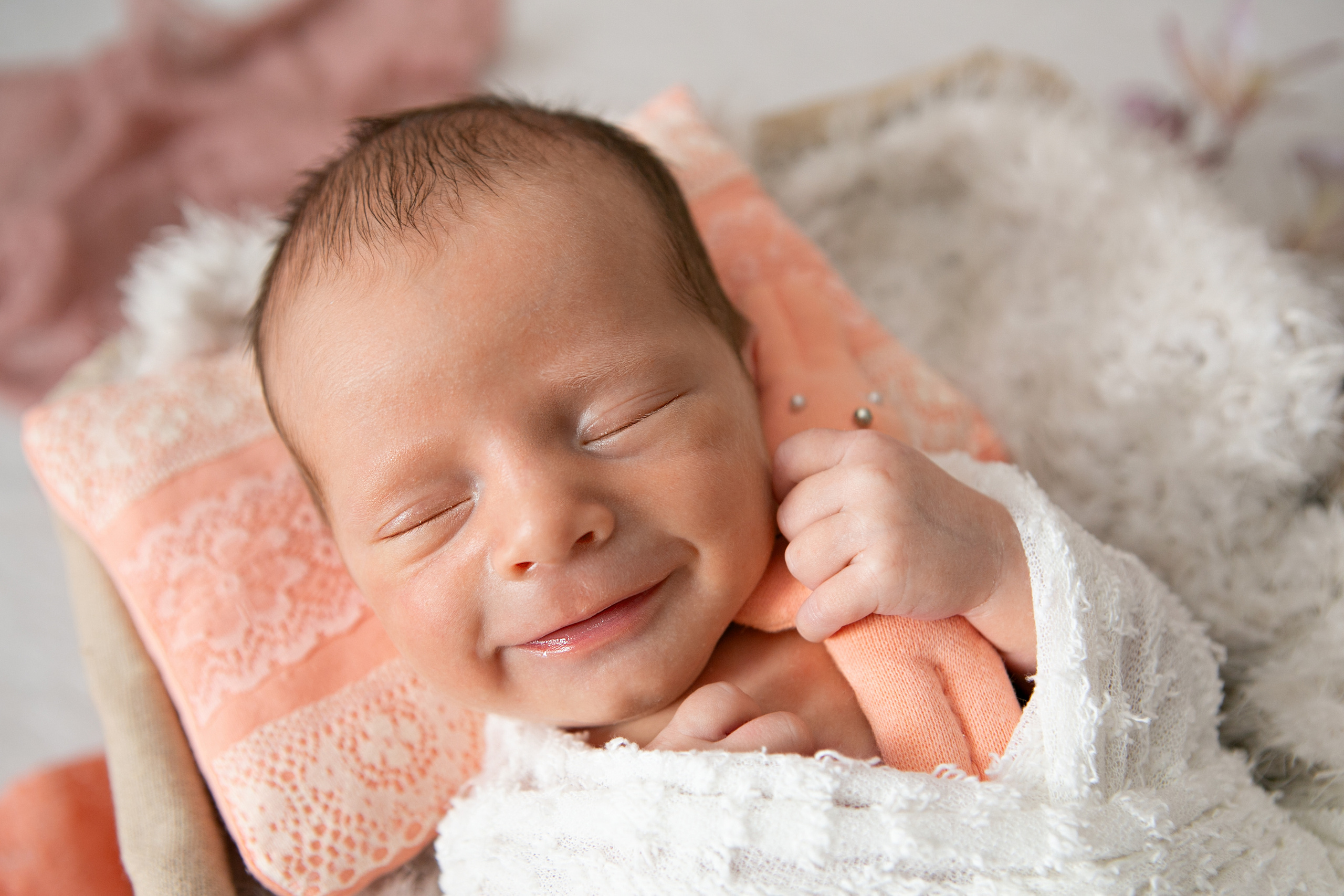 Фотограф новорожденных в Омске. Фотосессия новорожденных. Выезд. Фотограф Наталья Стаг в Омске. Фотографирую в разных стилях в разных студиях, а так же в школах и садах. Печатаю выпускные фотоальбомы