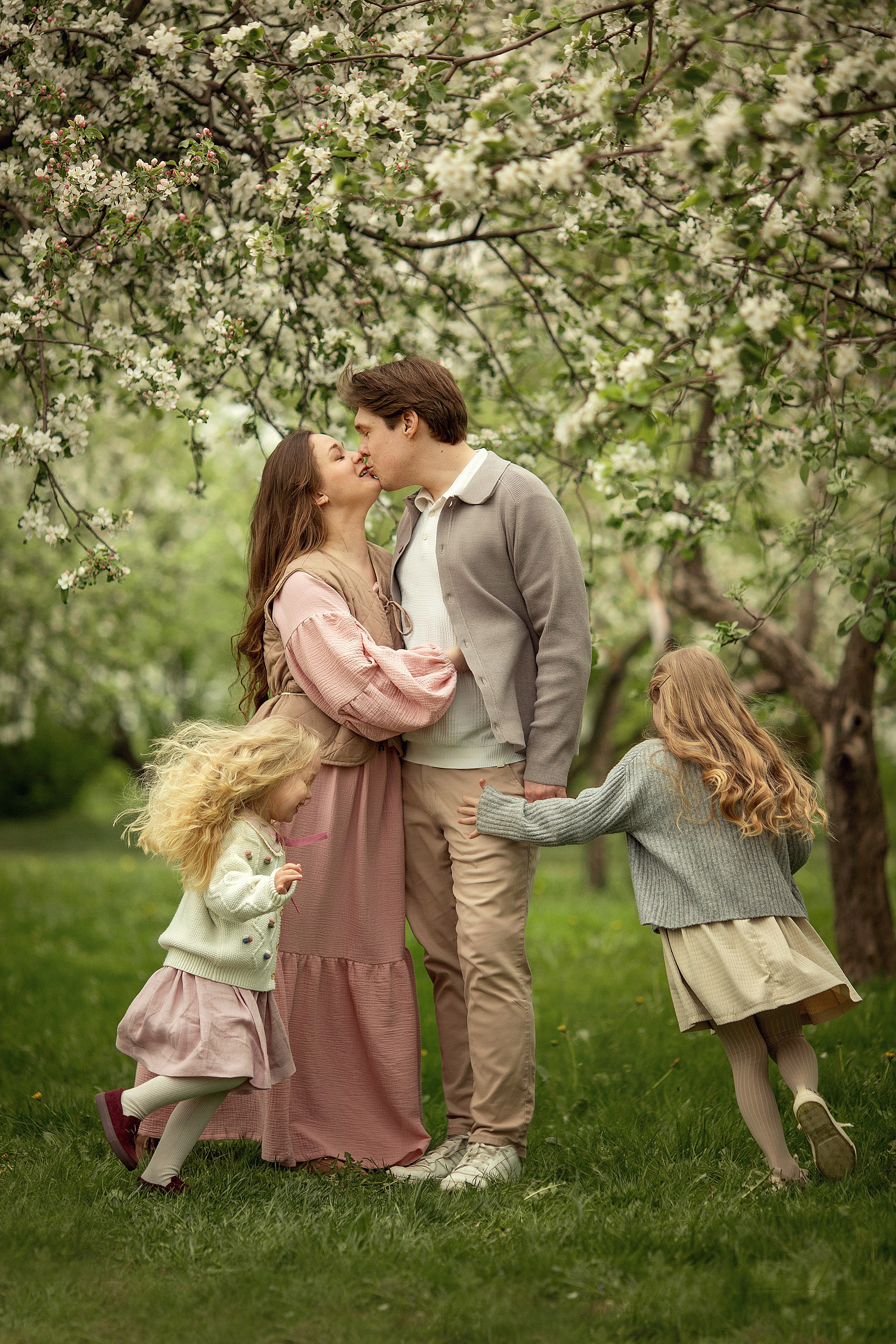 Искренняя семейная фотоистория в цветущем саду. Tatyana Nadezhdina Family photographer