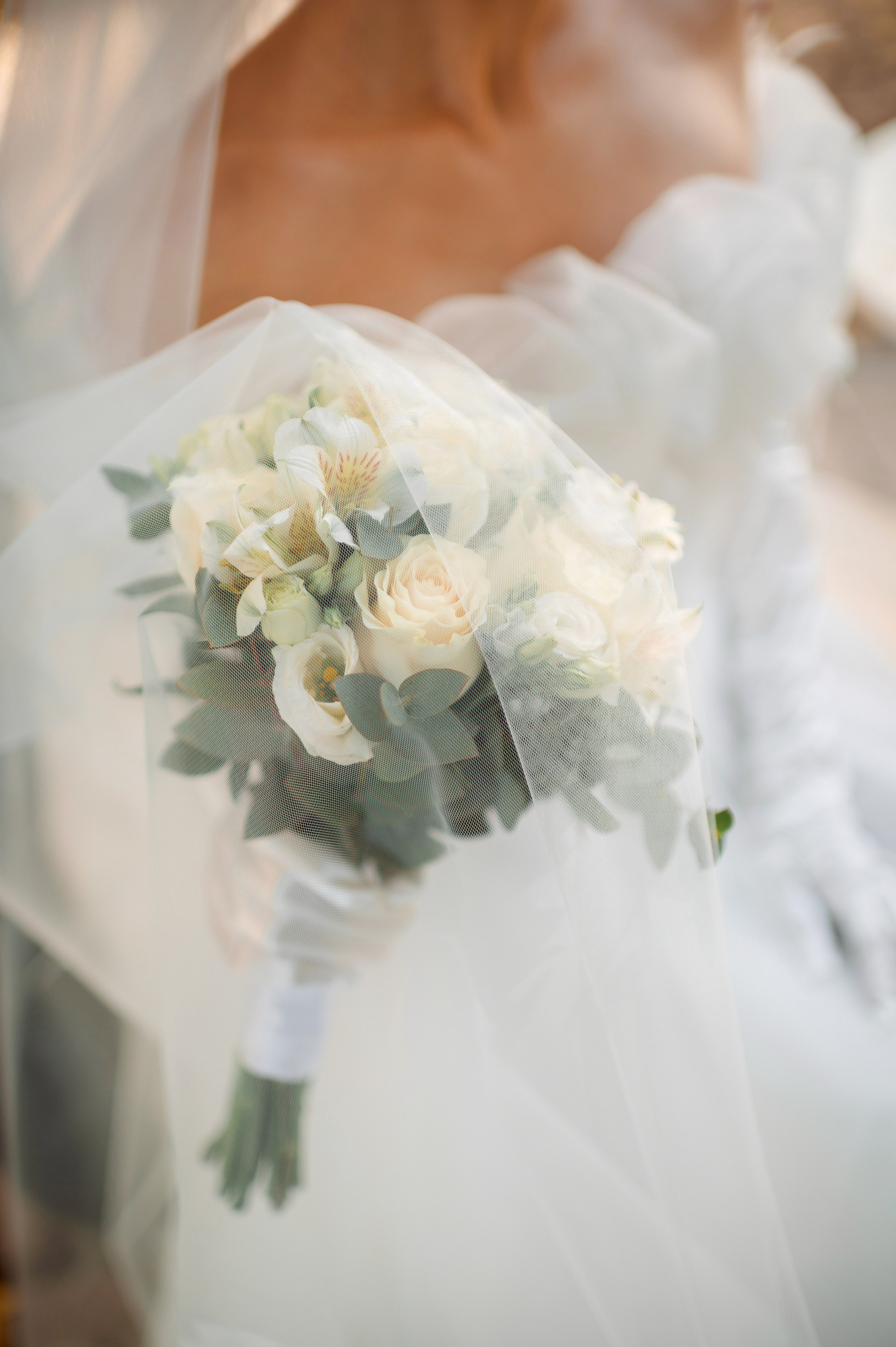 Осенняя великолепная свадебная прогулка жениха и невесты в октябре в Санкт-Петербурге в Михайловском парке и у Атлантов на Миллионной улице. Портретный, семейный и свадебный фотограф в Санкт-Петербурге и в Пушкине Ширяев Денис