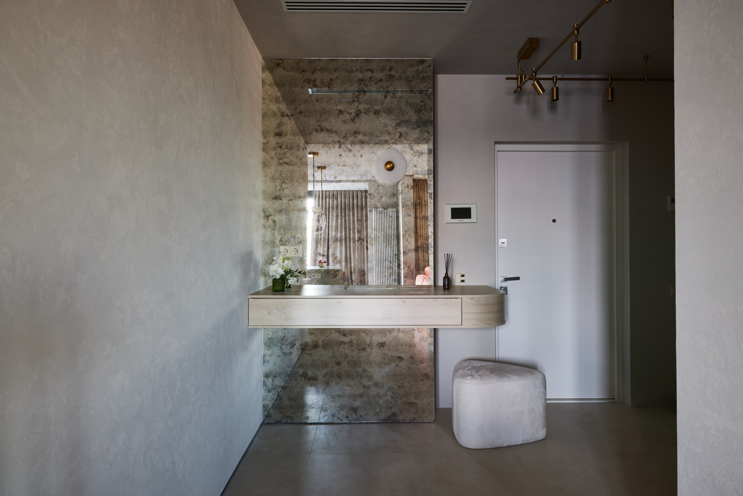 Санузел и прихожая с продуманной системой хранения, выполненные с использованием шпона и светлого камня. Интерьер от дизайнера Ксении Новиковой (ksudsgn), Санкт-Петербург.