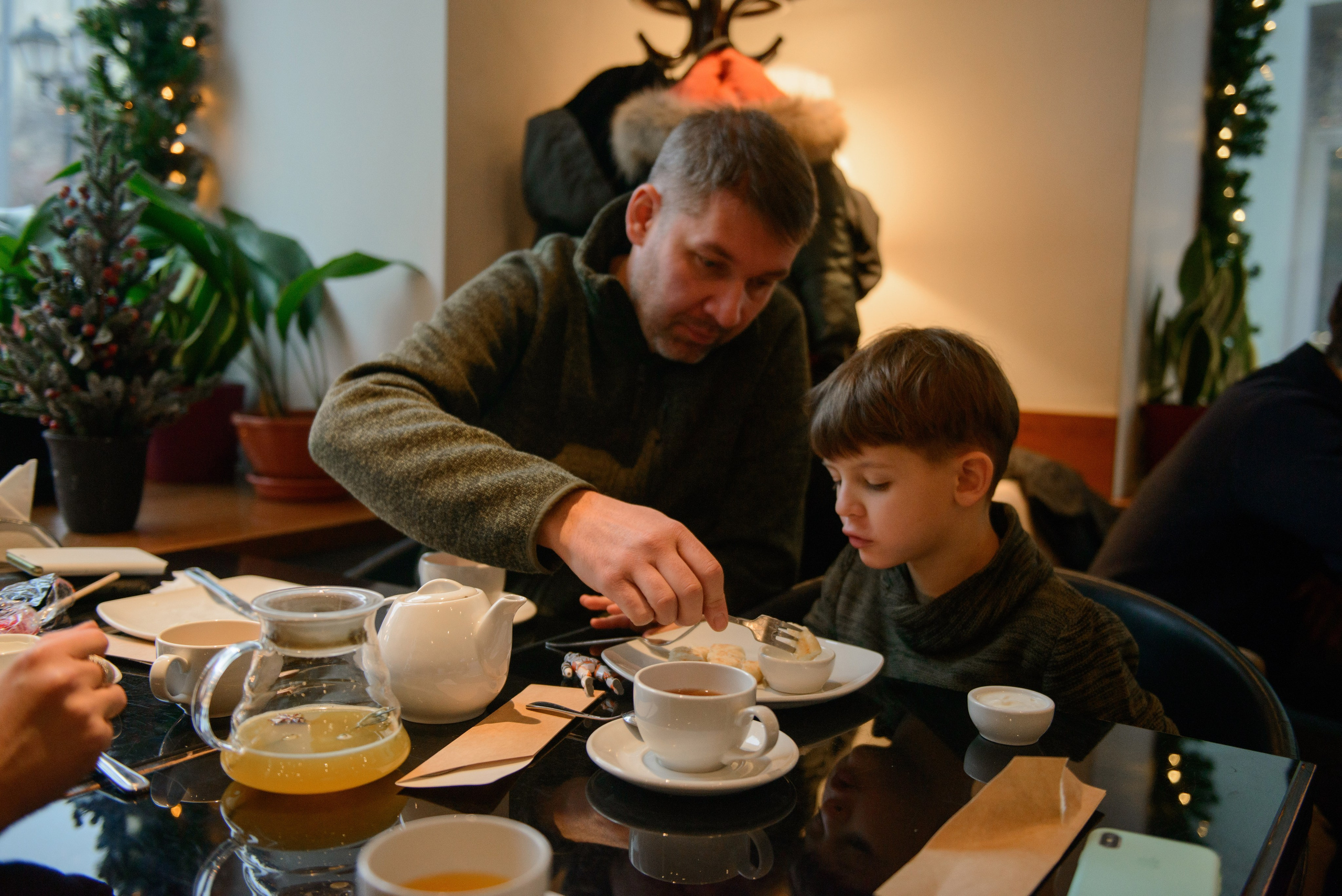 family photo shoot walking in the city. New Year Christmas photoshoot (Photographer in Edinburgh Elena Carruthers)