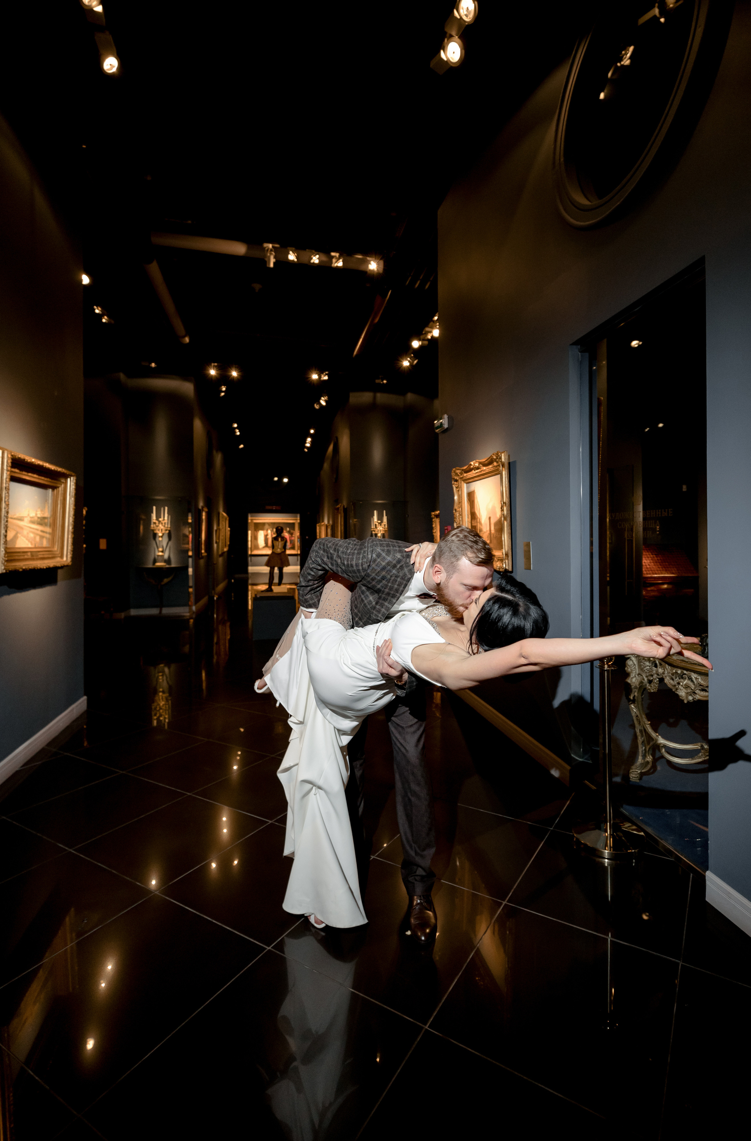 Свадебная съемка в центре искусств на Волхонке. Свадебный фотограф Виктория Карпова