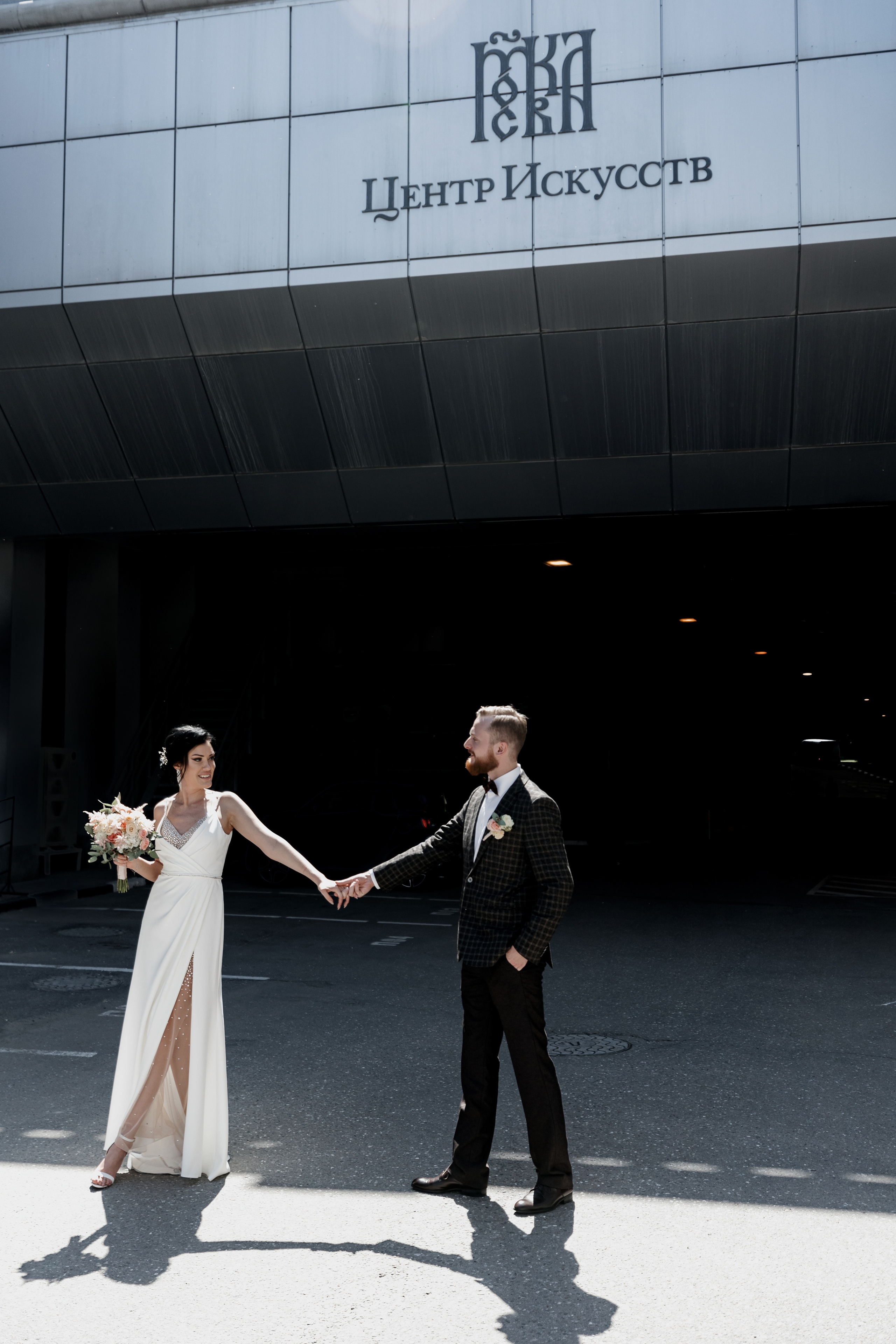 Свадебная съемка в центре искусств на Волхонке. Свадебный фотограф Виктория Карпова