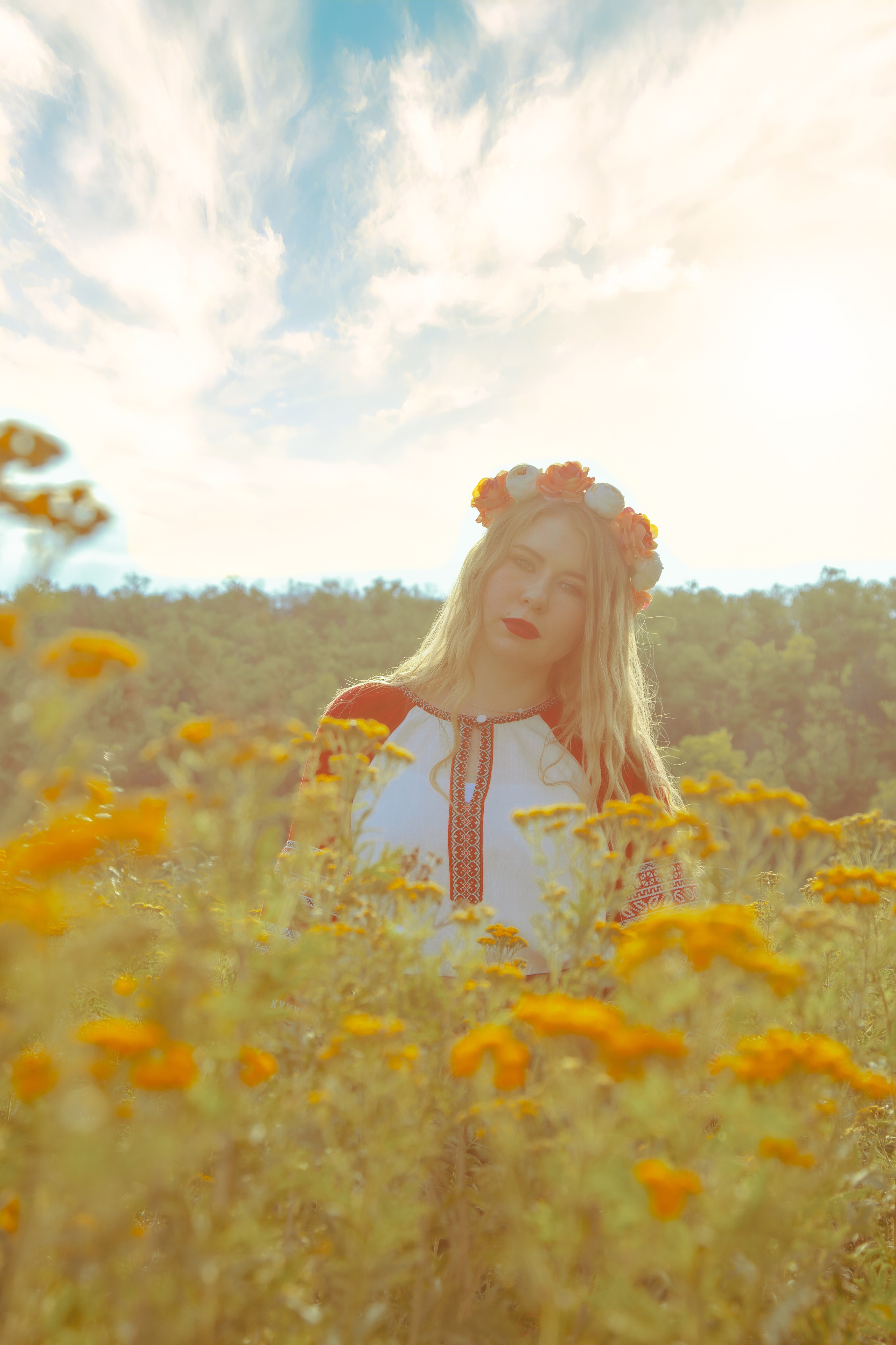 Портрет славянской красавицы в жёлтом поле на фоне облаков