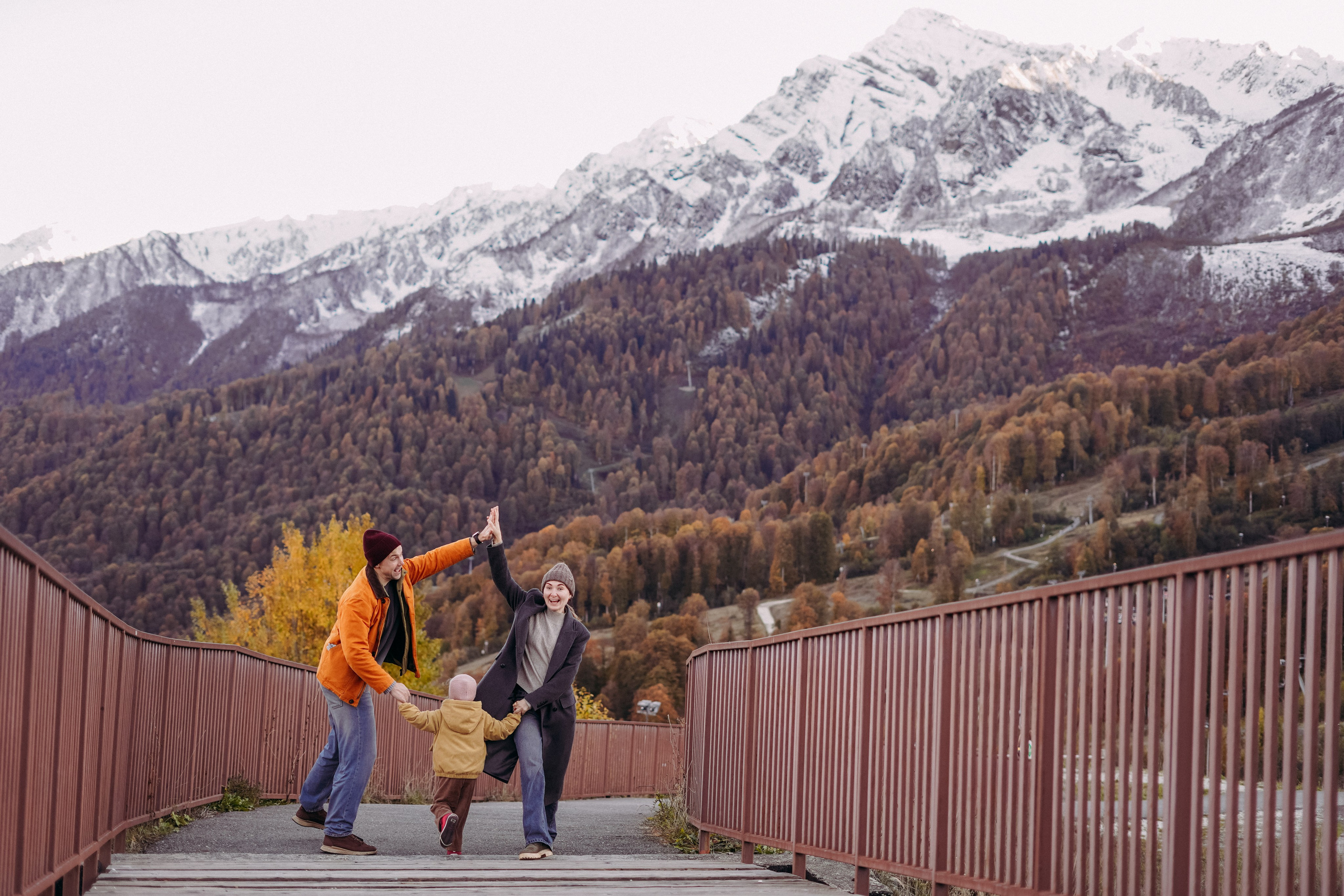 Алексей, Анна и Валентина в Горной Олимпийской деревне. Фотограф в Сочи и Абхазии | Фототуры | September Air