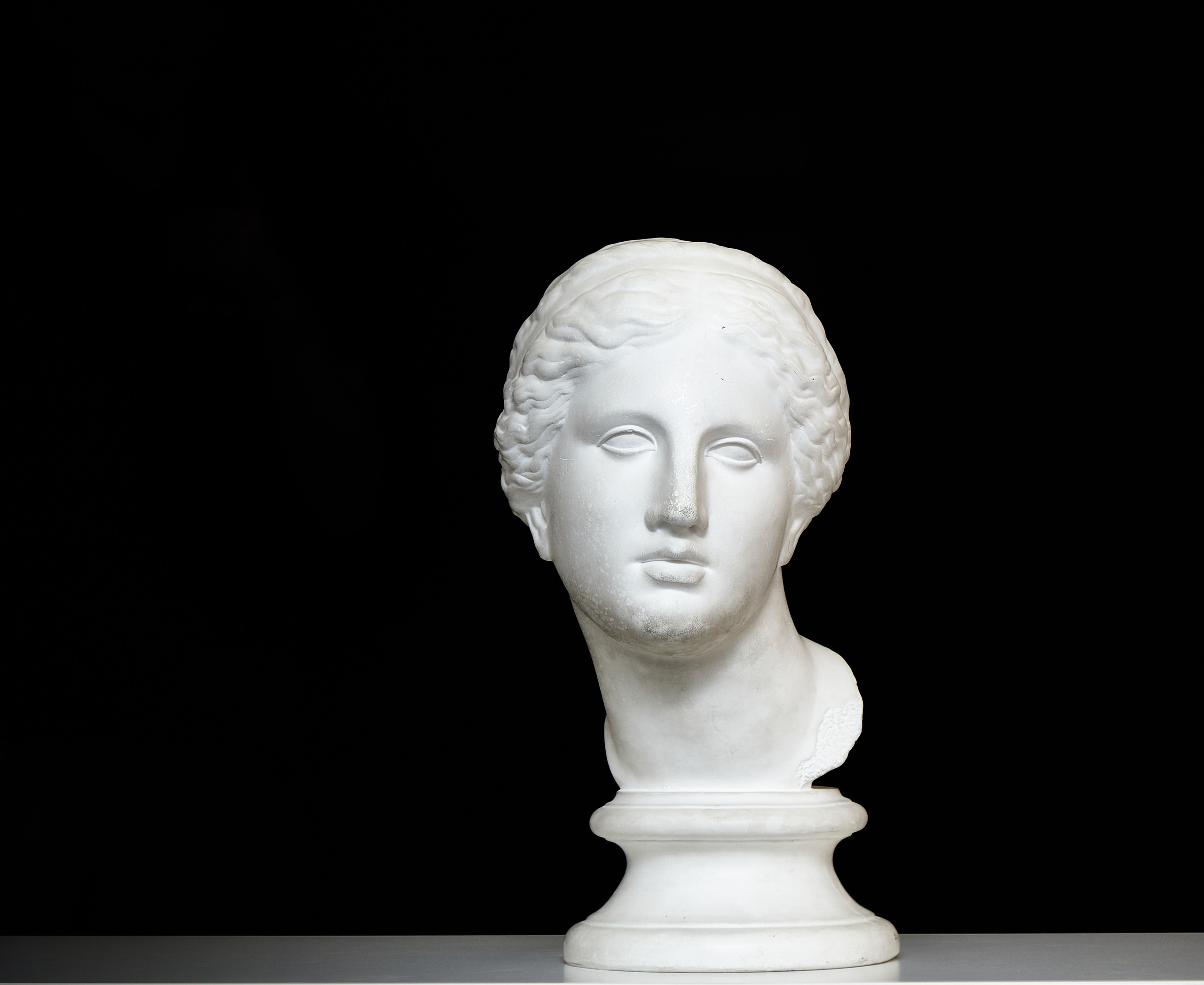 На черном фоне античная скульптура Венеры используется объяснения работы со светом