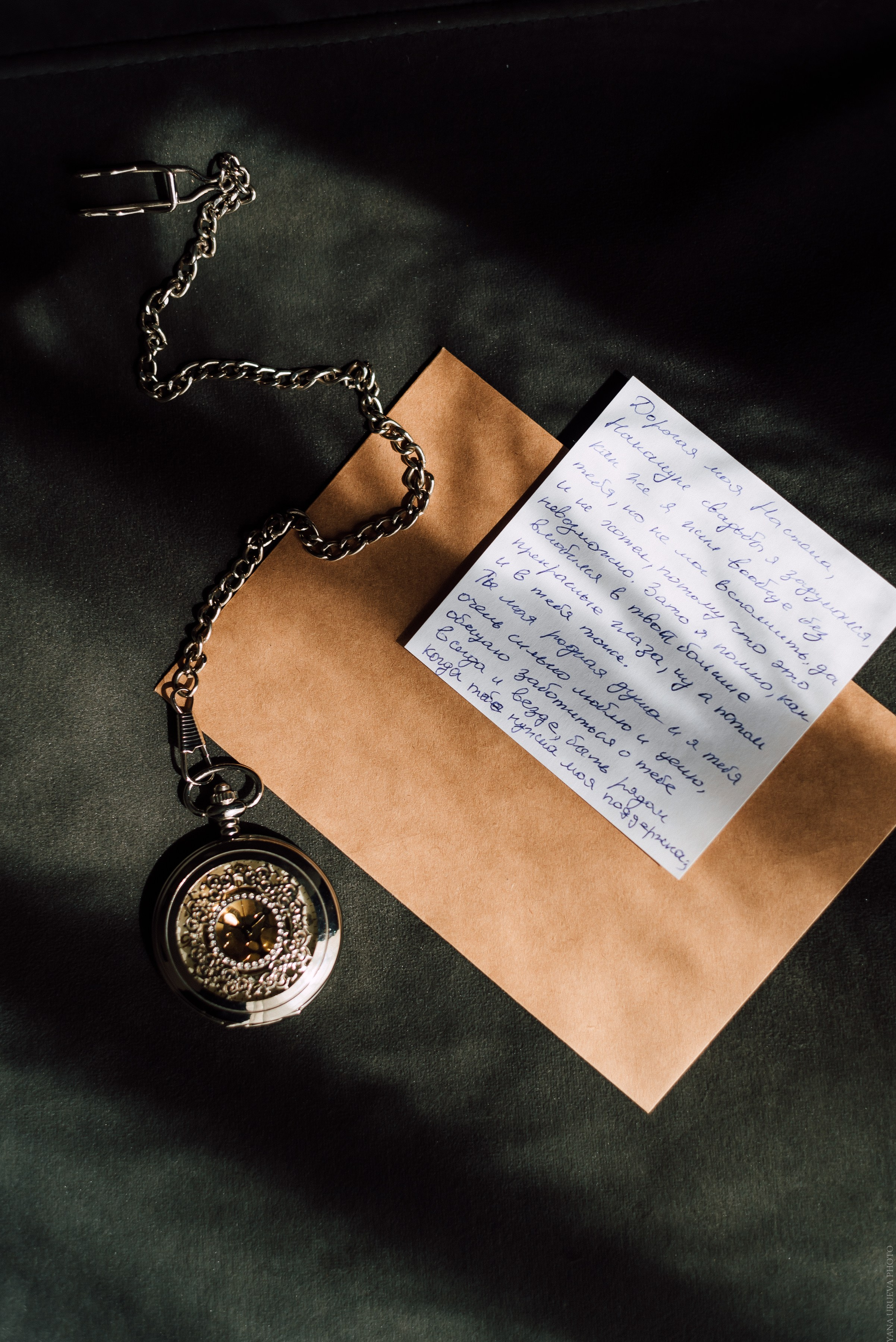 детали образа жениха и письмо на зеленом фоне