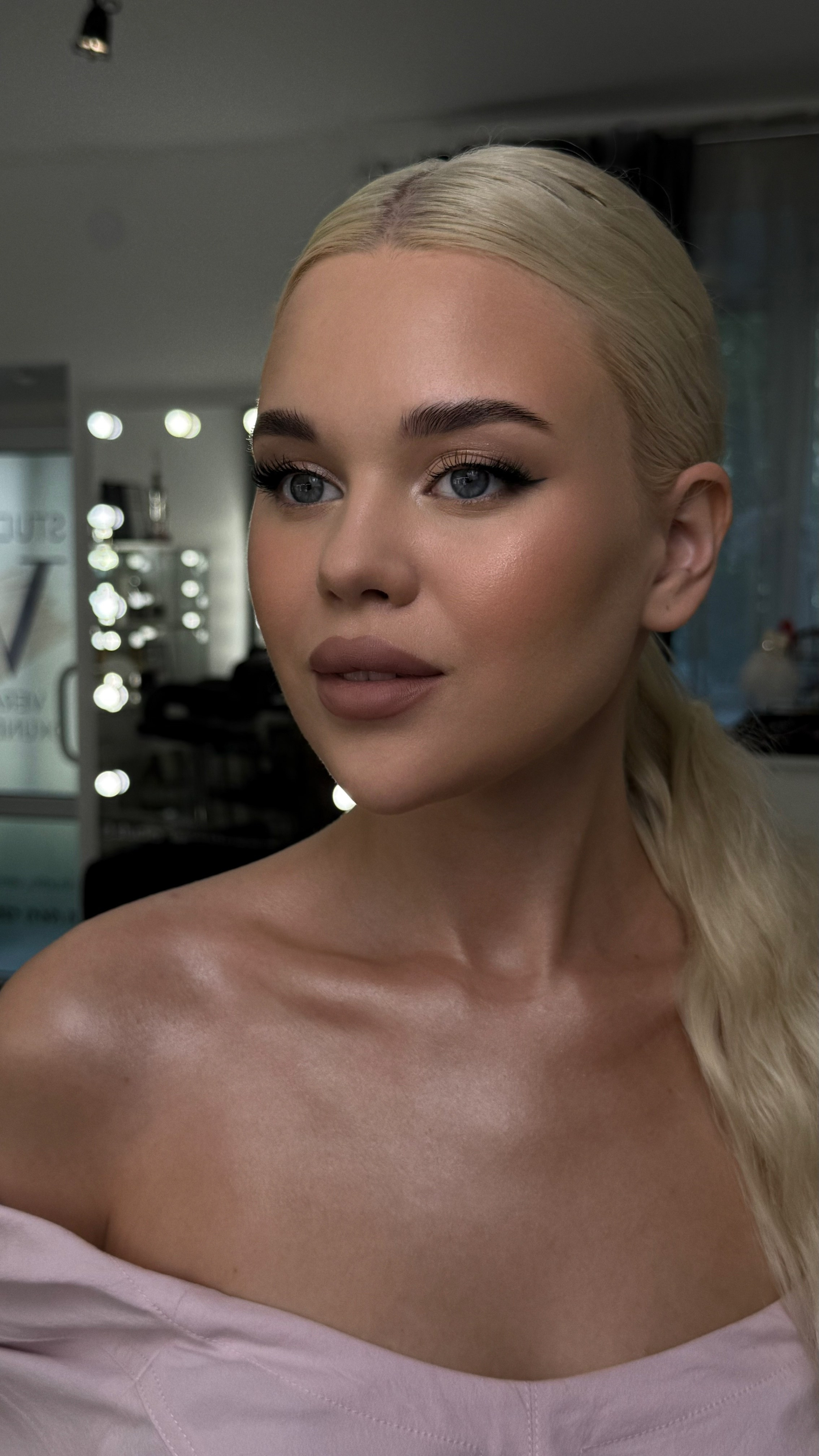 Услуги. Студия визажистов, стилистов по прическам, бровистов и мастеров по ресницам