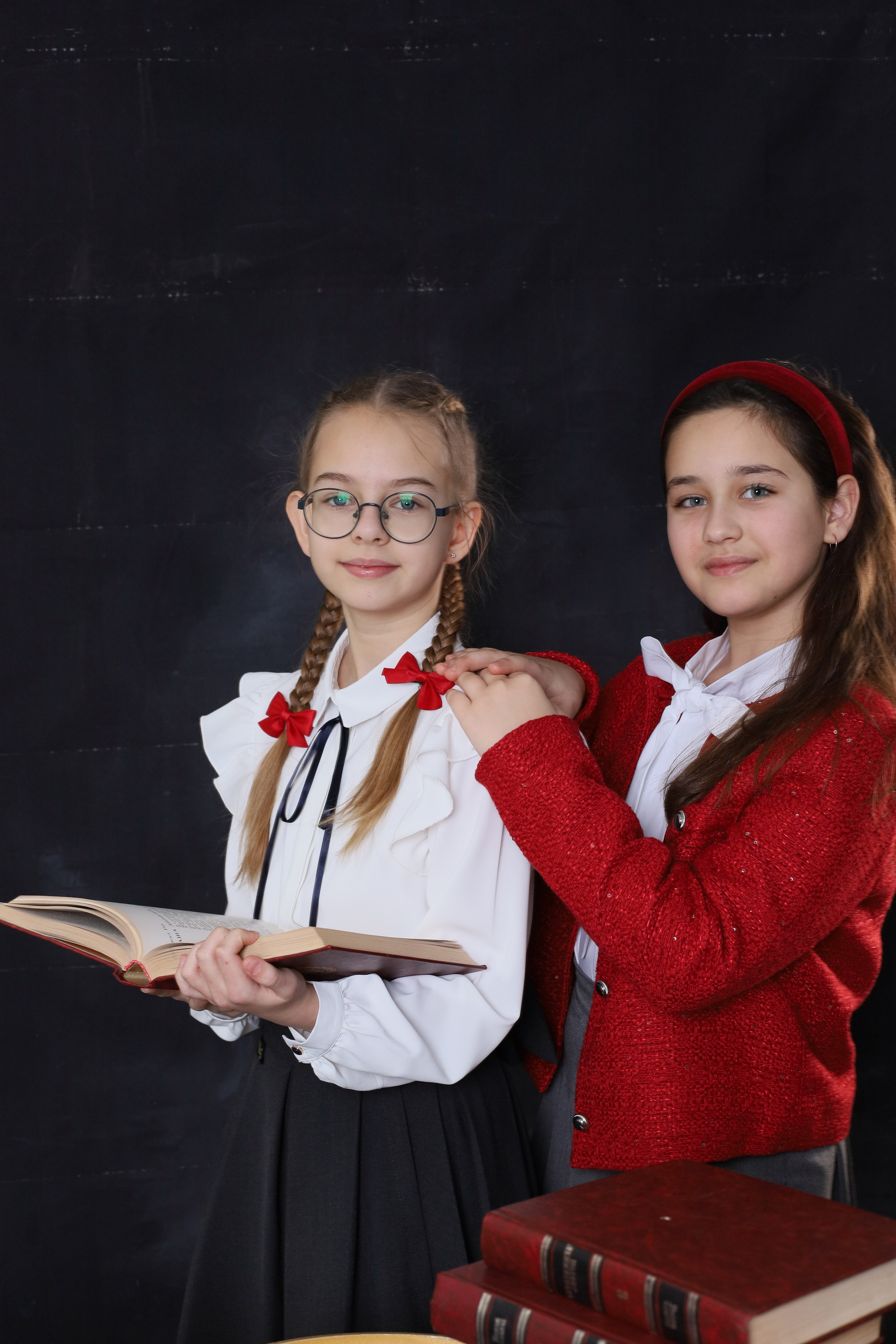 4 класс на темном фоне тоже можно и даже нужно. Выпускные альбомы в Таганроге и Ростовской Области