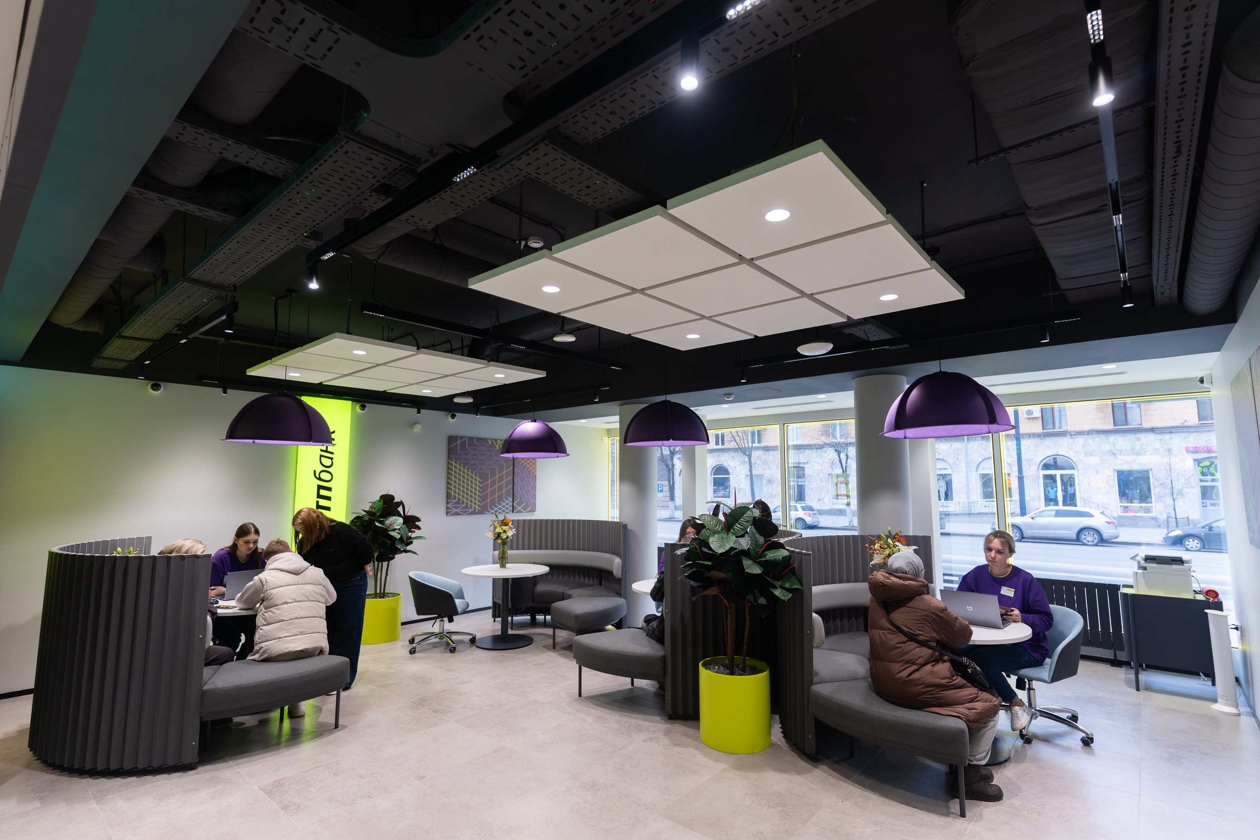 Открытие нового офиса ОТП Банка в Уфе — интерьер, сотрудники, ленточка