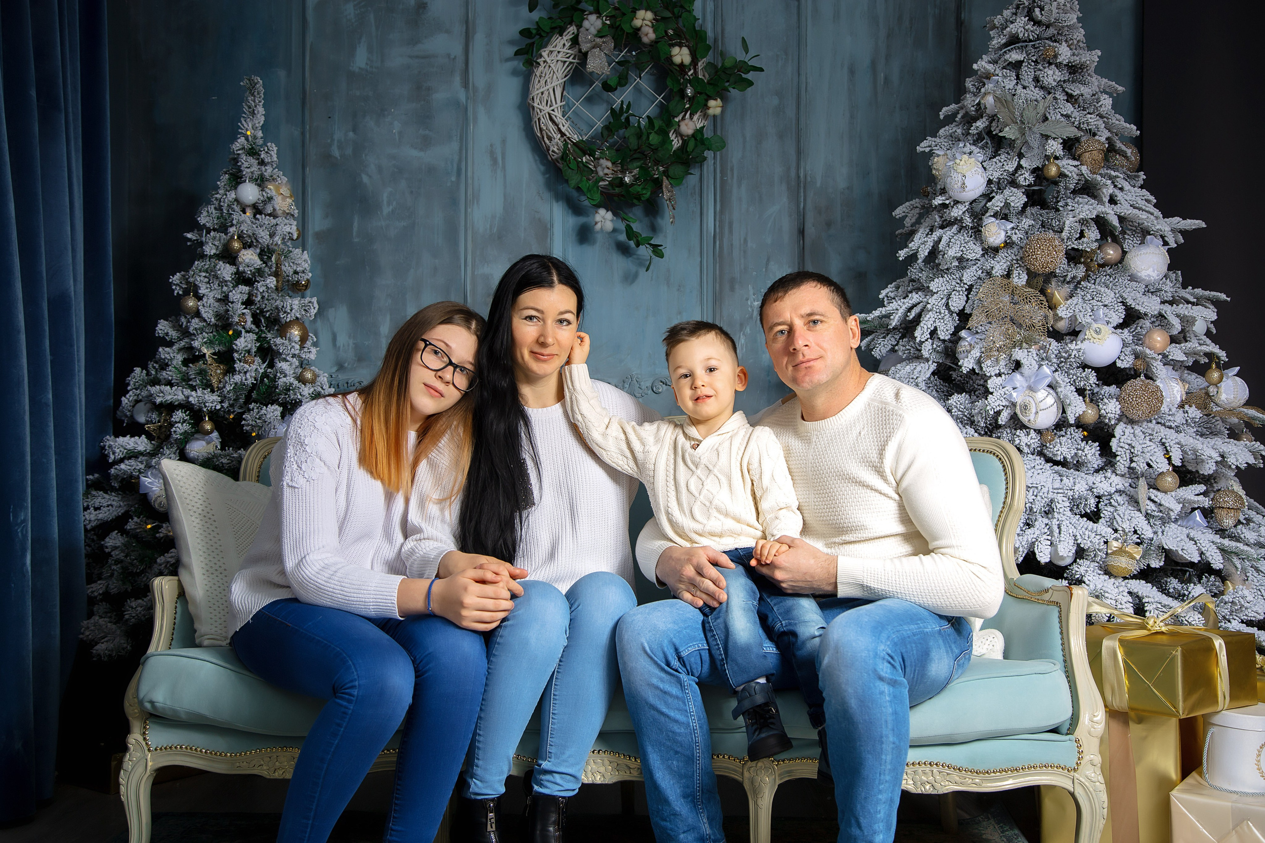 Семейная фотосессия в студии в Волгодонске