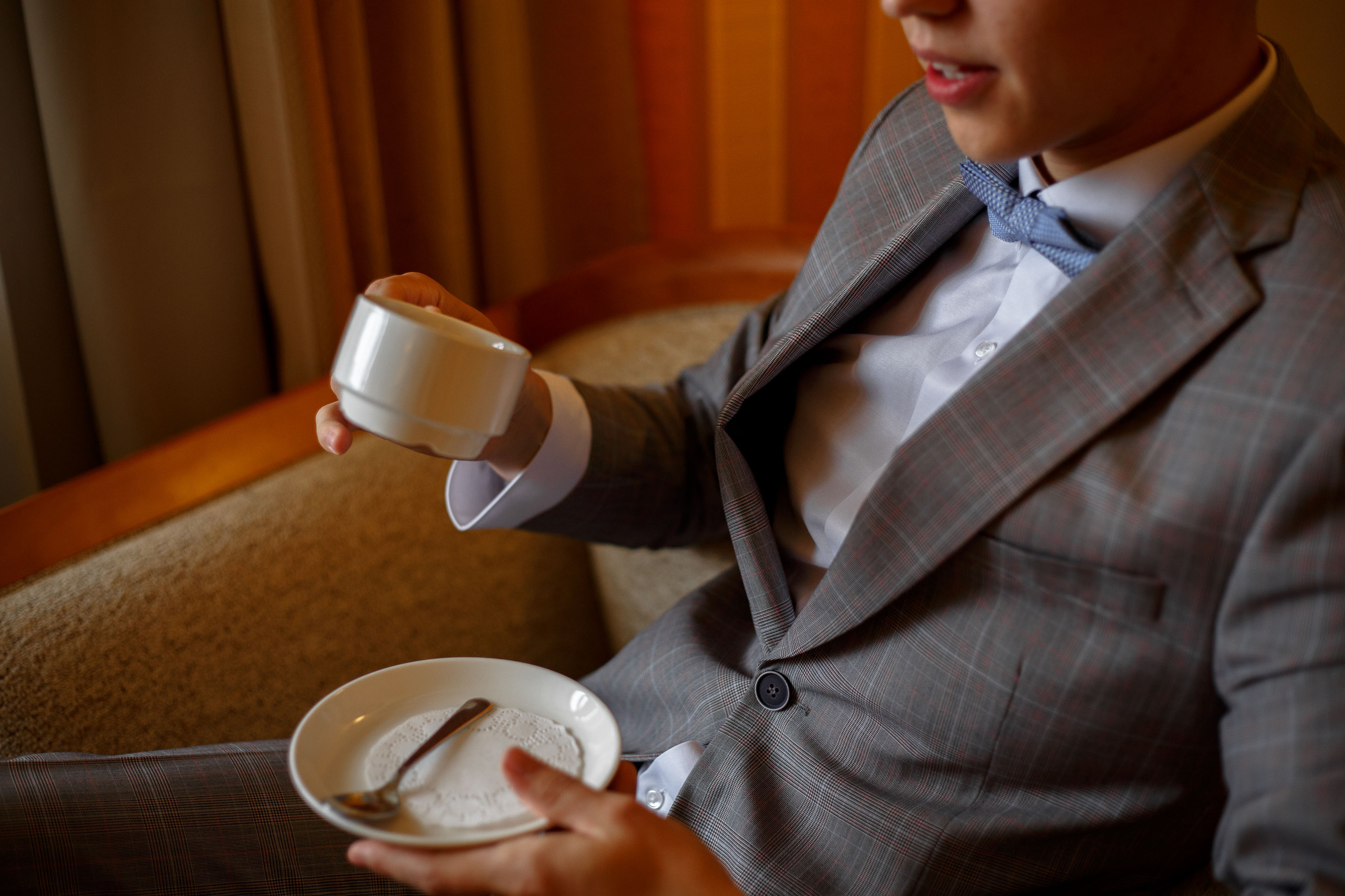 мужчина пьет кофе в красивой белой чашке