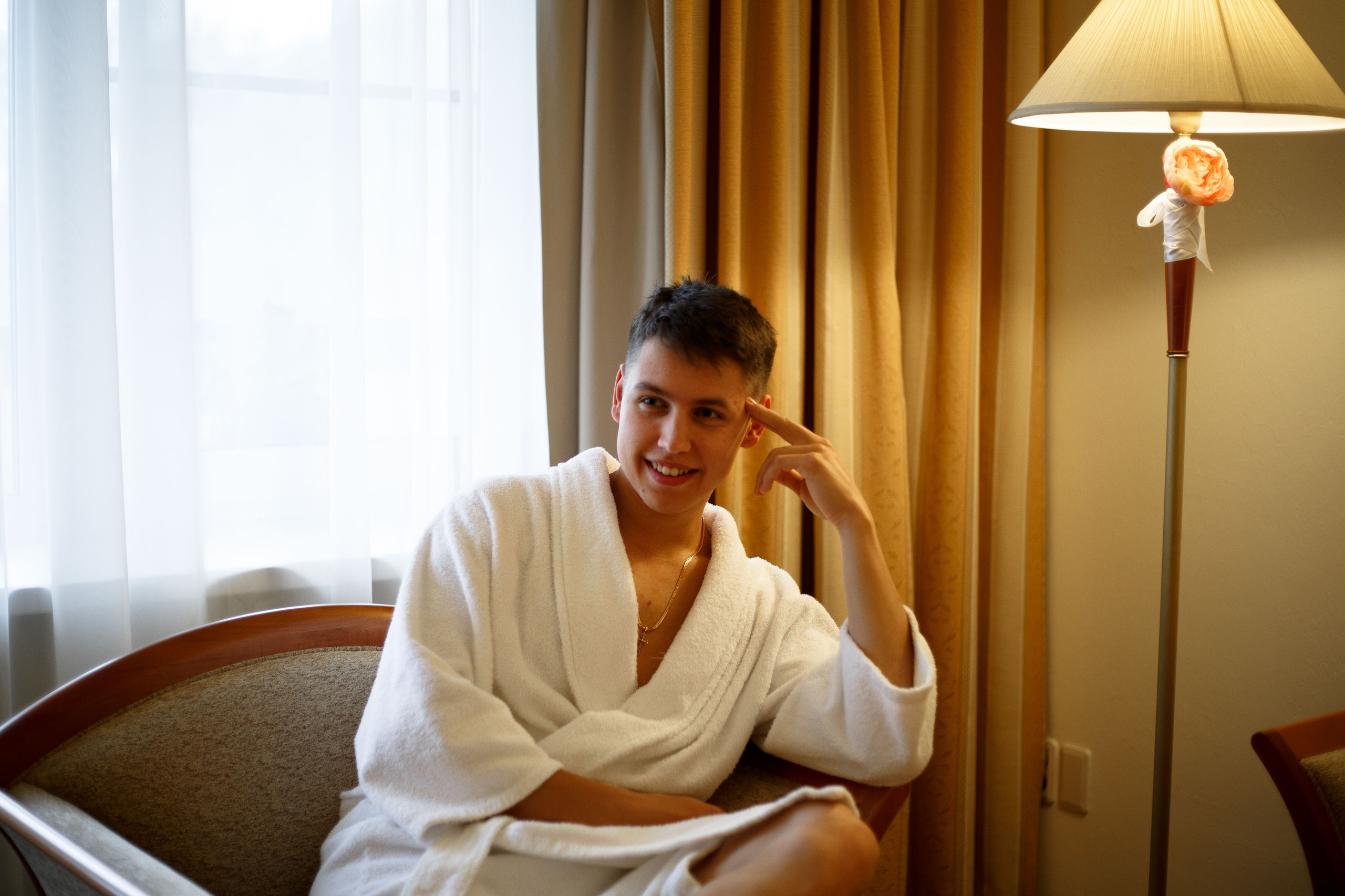 мужчина в халате сидит в кресле перед свадьбой