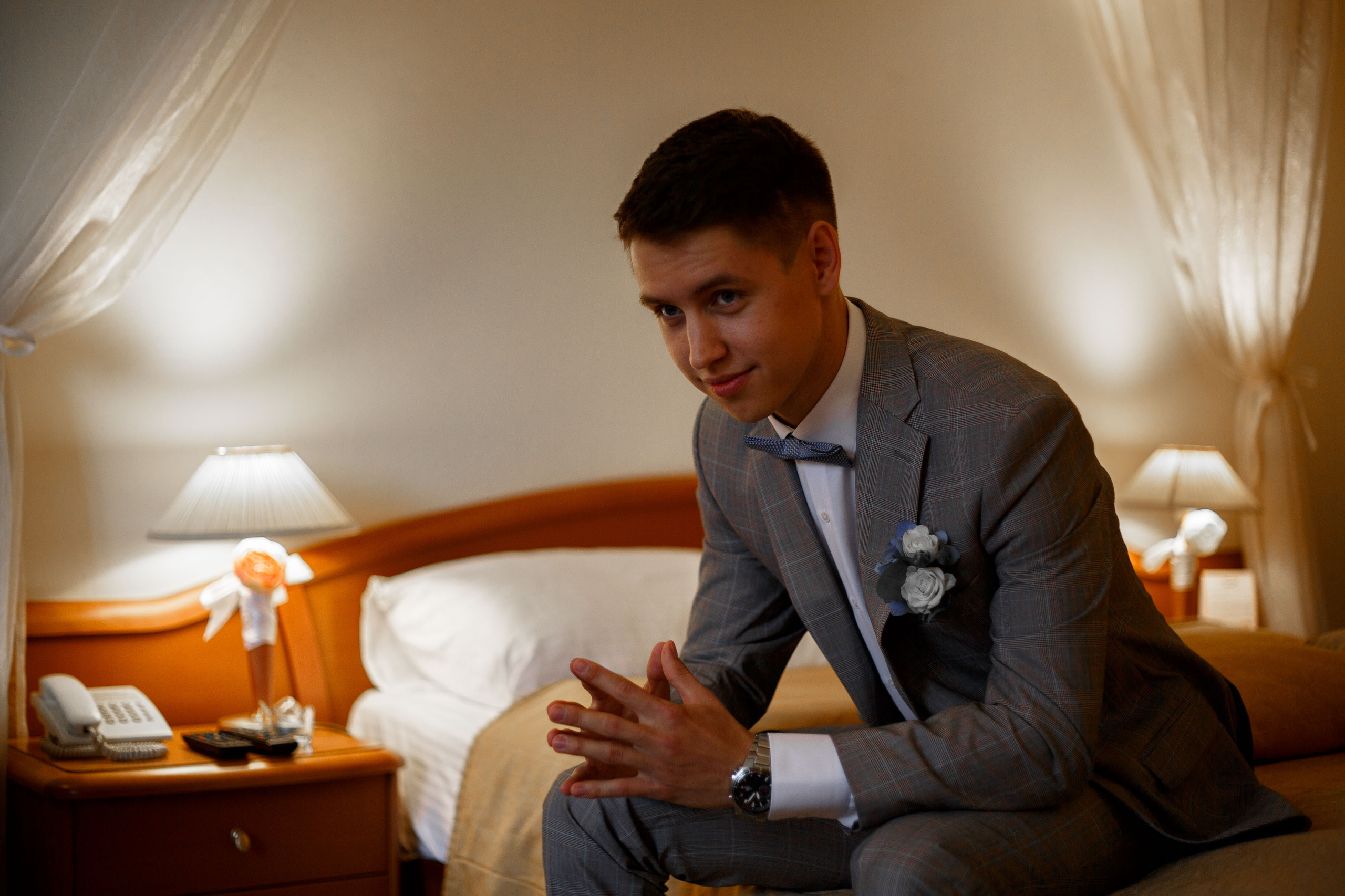 мужчина сидит на кровати и задумался