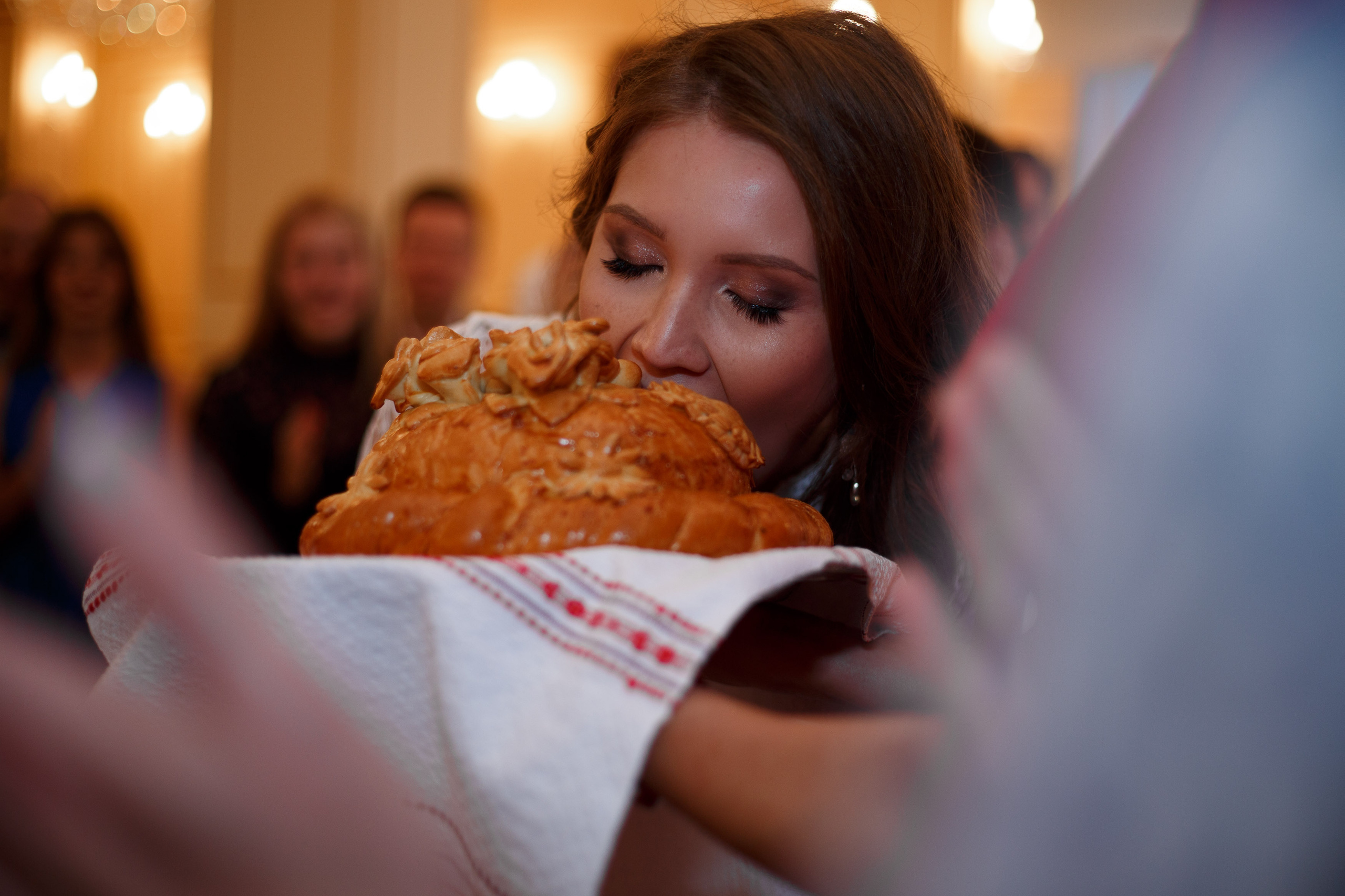 хлеб соль каравай кусают