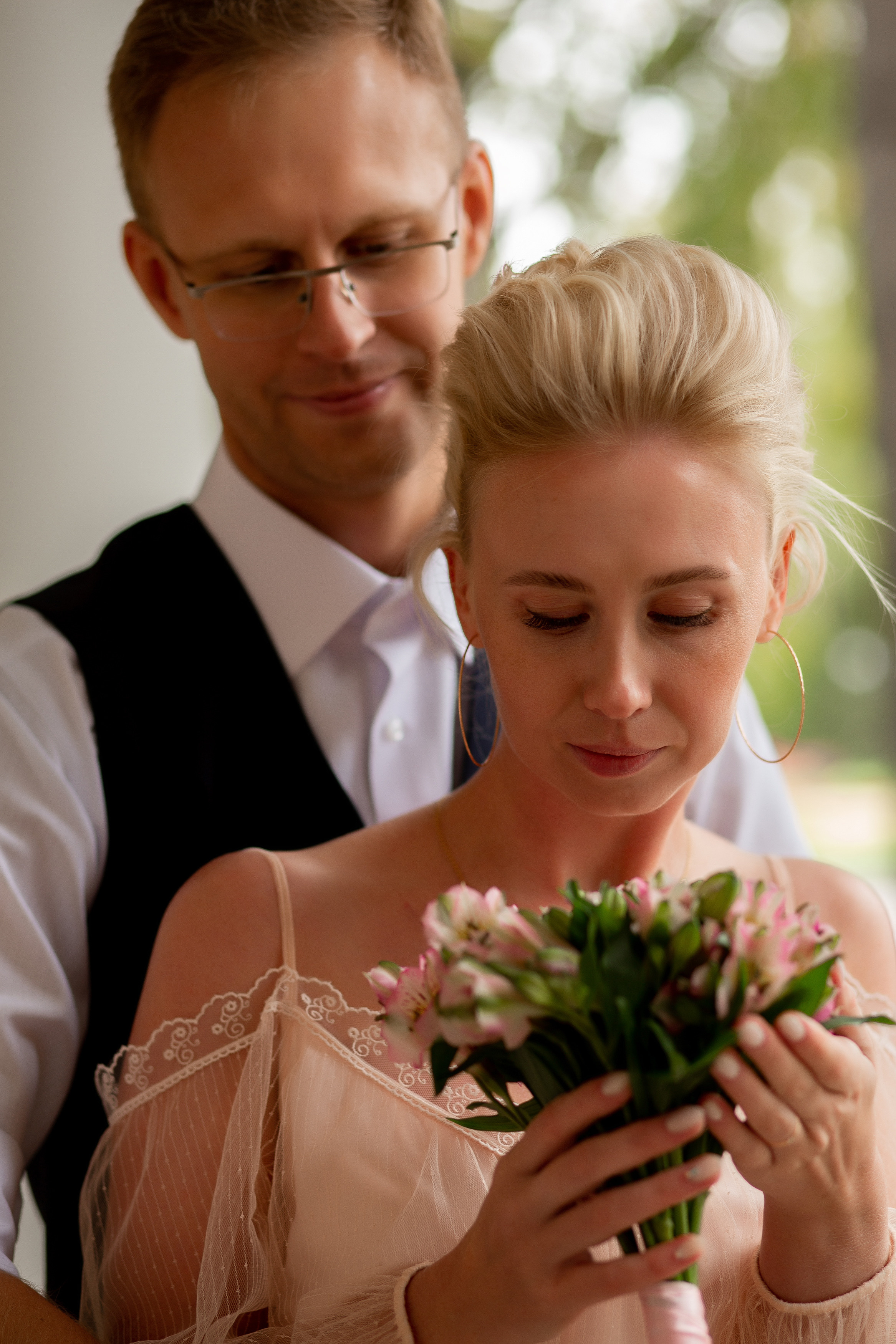 жених с невестой в парке