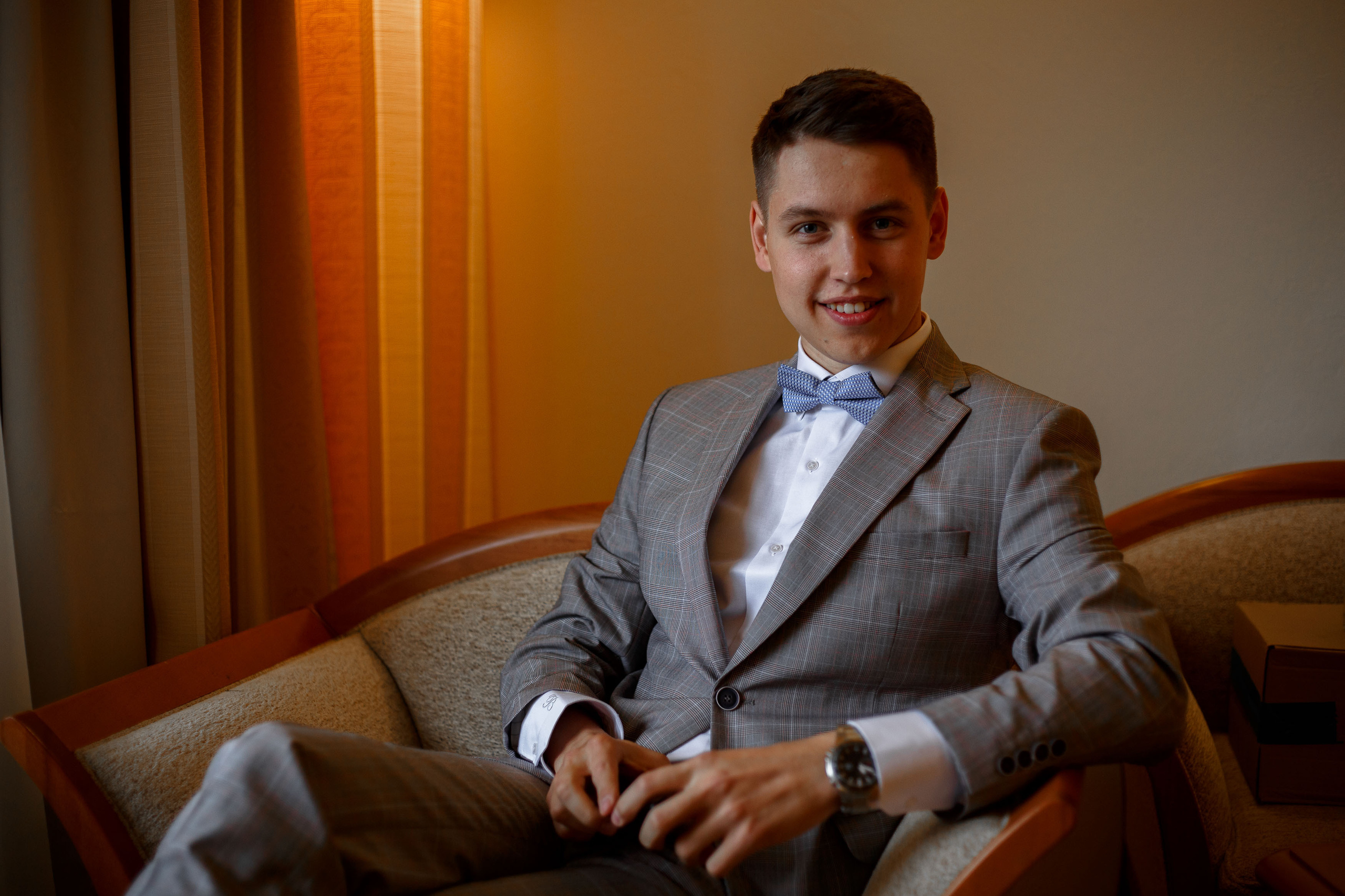 фотография радостного жениха ждет невесту