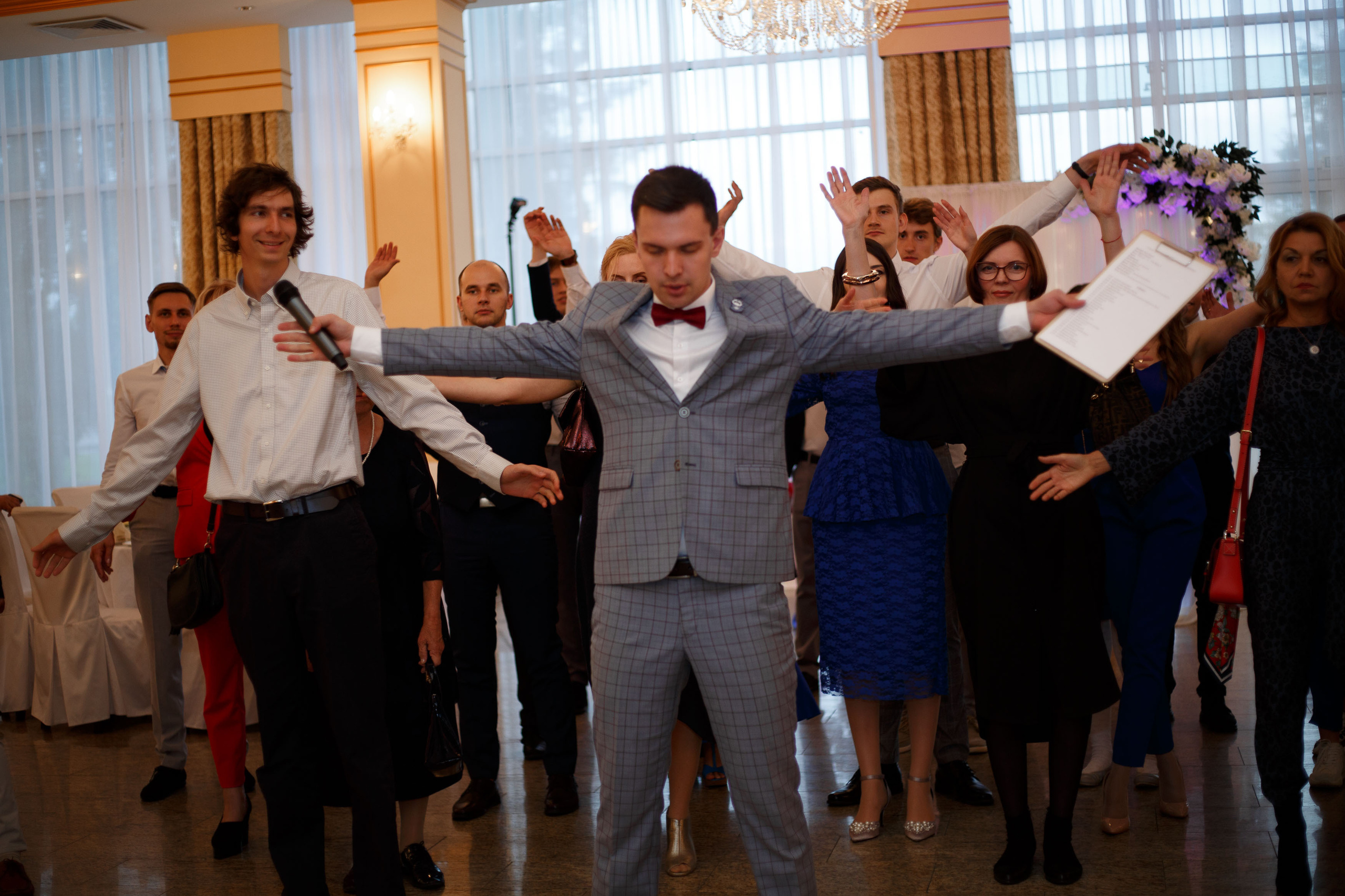 веселый банкет ведущий смеется