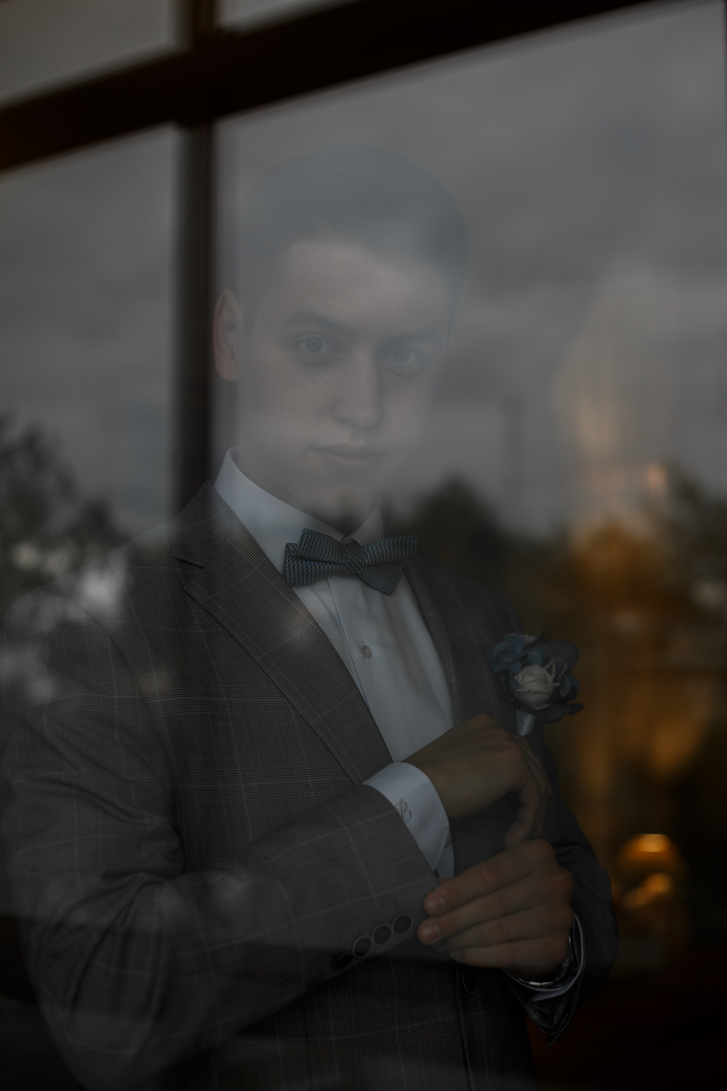 жених смотрит через окно