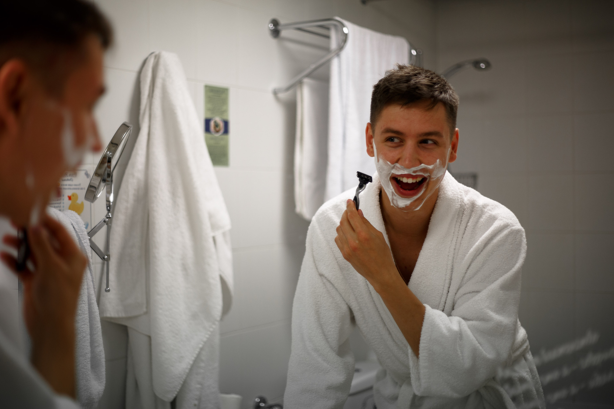 мужчина, жених в номере умывается