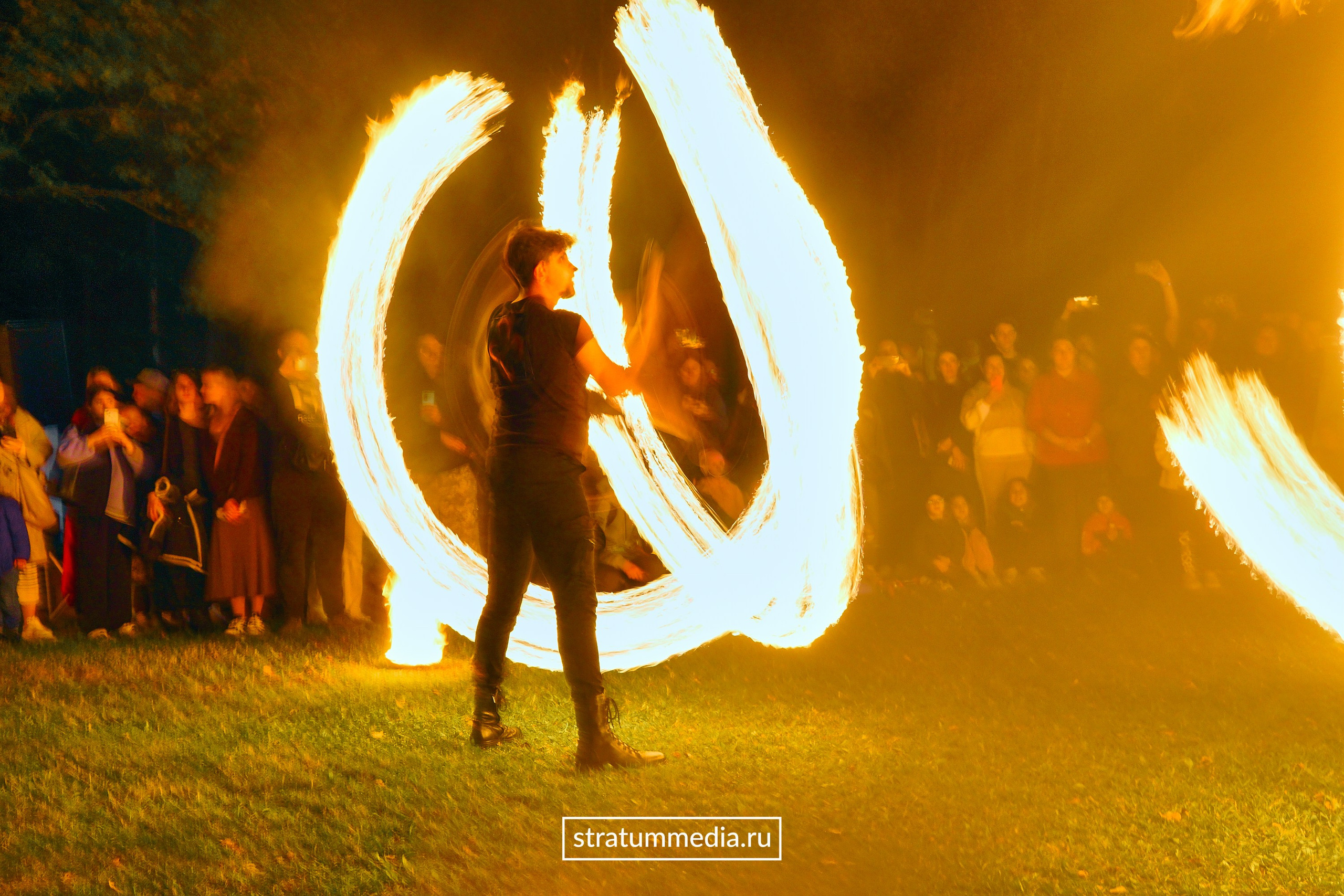 Fire Show at Park. Stratum Media — Фото-Видео Съемки