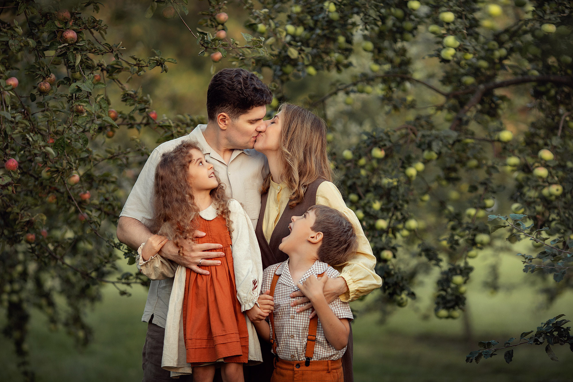 Семейная Фотосессия в яблоневом саду. Tatyana Nadezhdina Family photographer