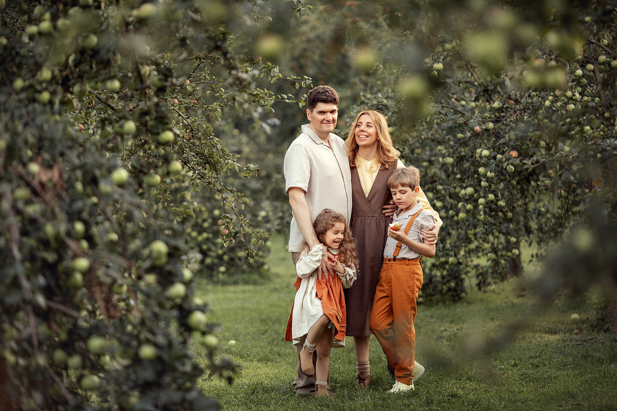 Семейная Фотосессия в яблоневом саду. Tatyana Nadezhdina Family photographer