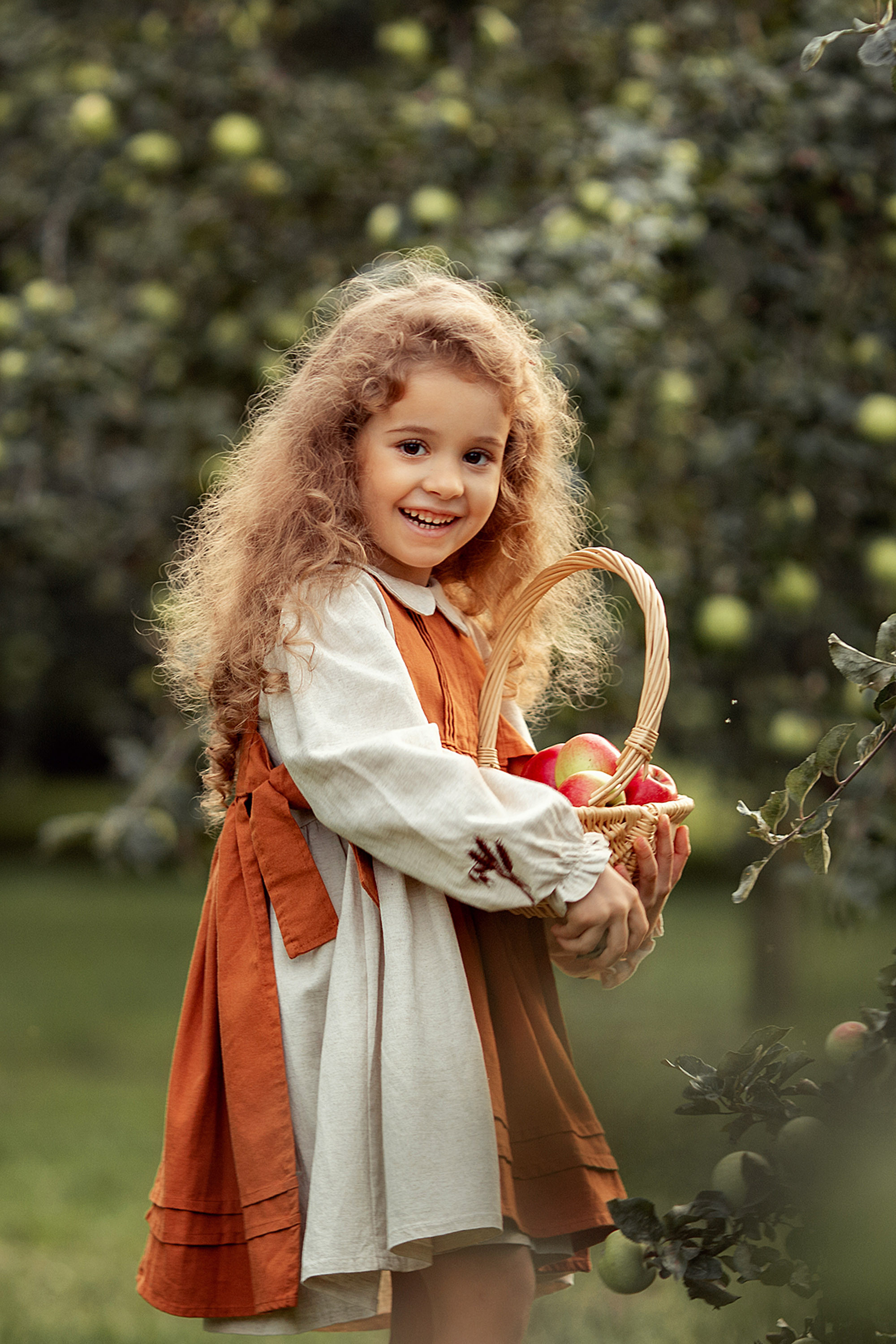 Семейная Фотосессия в яблоневом саду. Tatyana Nadezhdina Family photographer