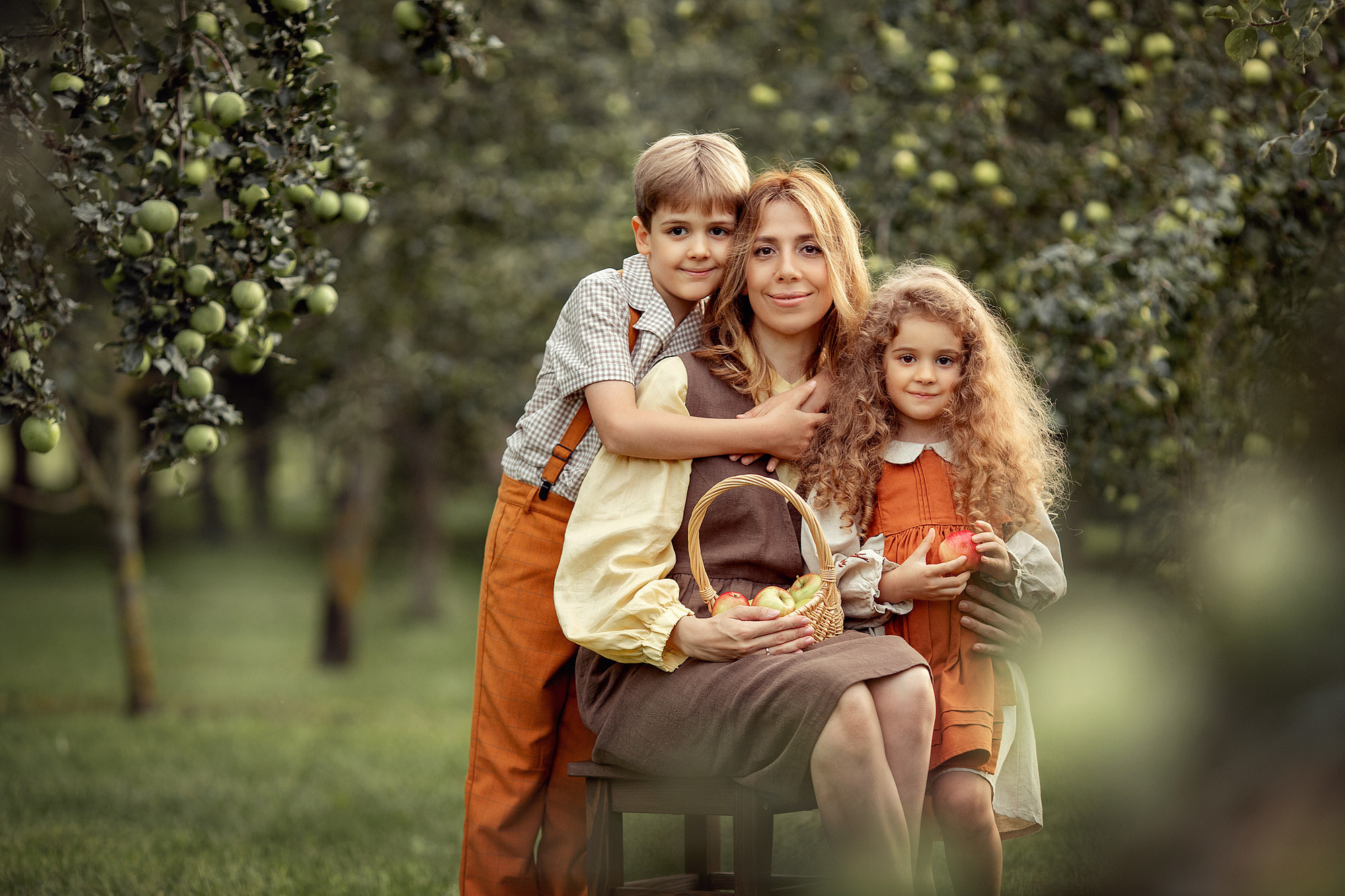 Семейная Фотосессия в яблоневом саду. Tatyana Nadezhdina Family photographer