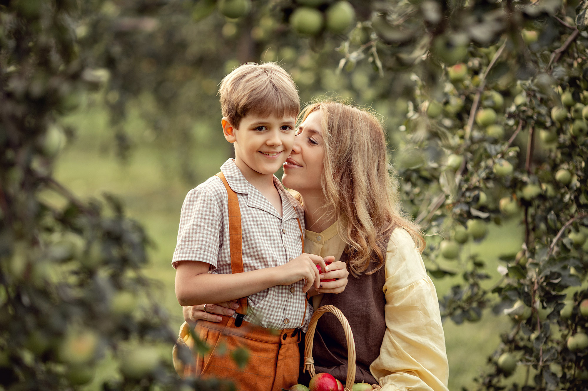 Семейная Фотосессия в яблоневом саду. Tatyana Nadezhdina Family photographer