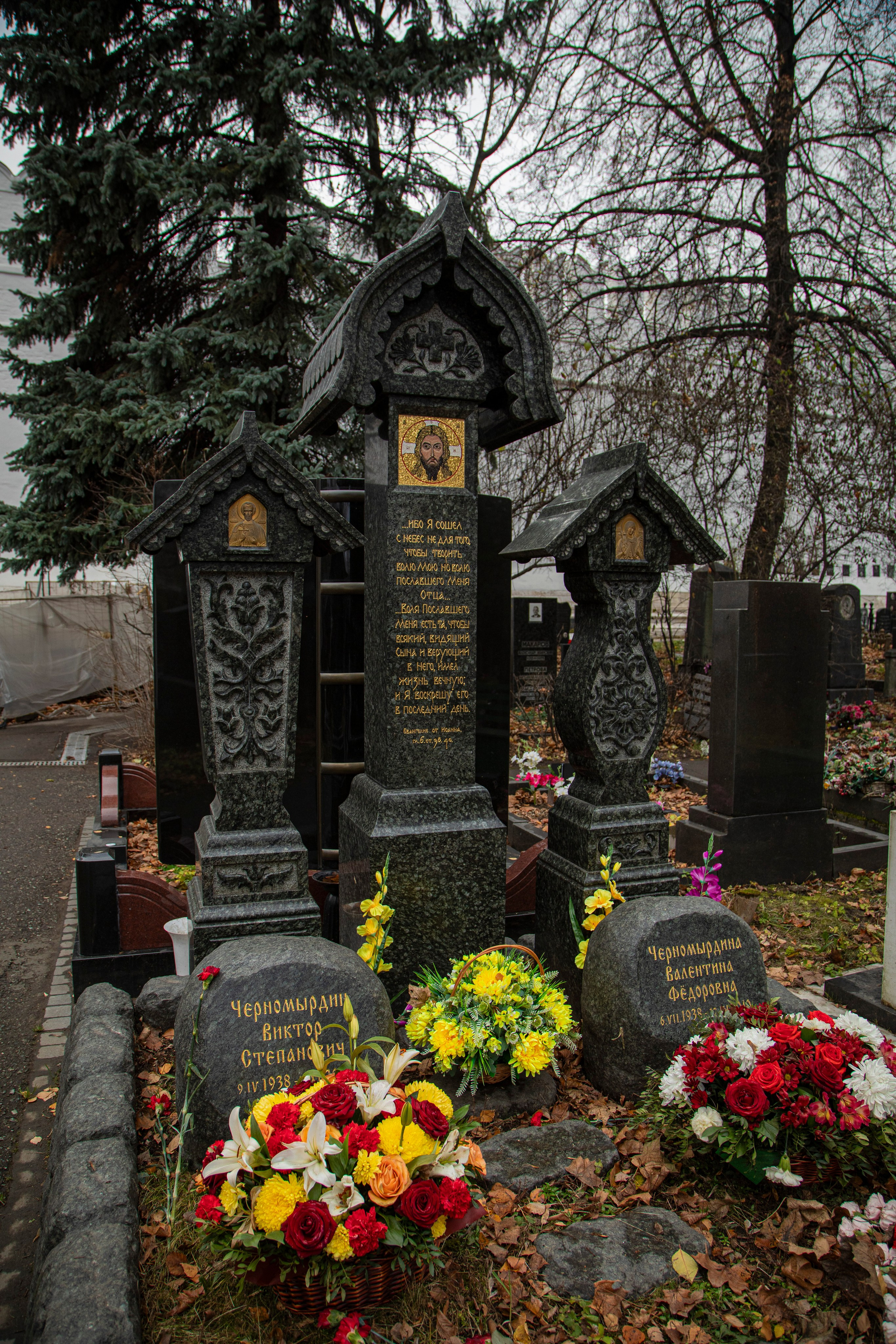 Осенняя прогулка по Новодевичьему кладбищу. Фотограф Сергей Ловкий