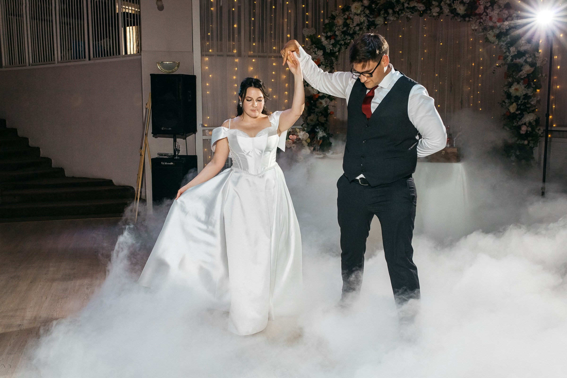 Жених и невеста танцуют первый танец молодоженов на свадебном банкете в Питере.