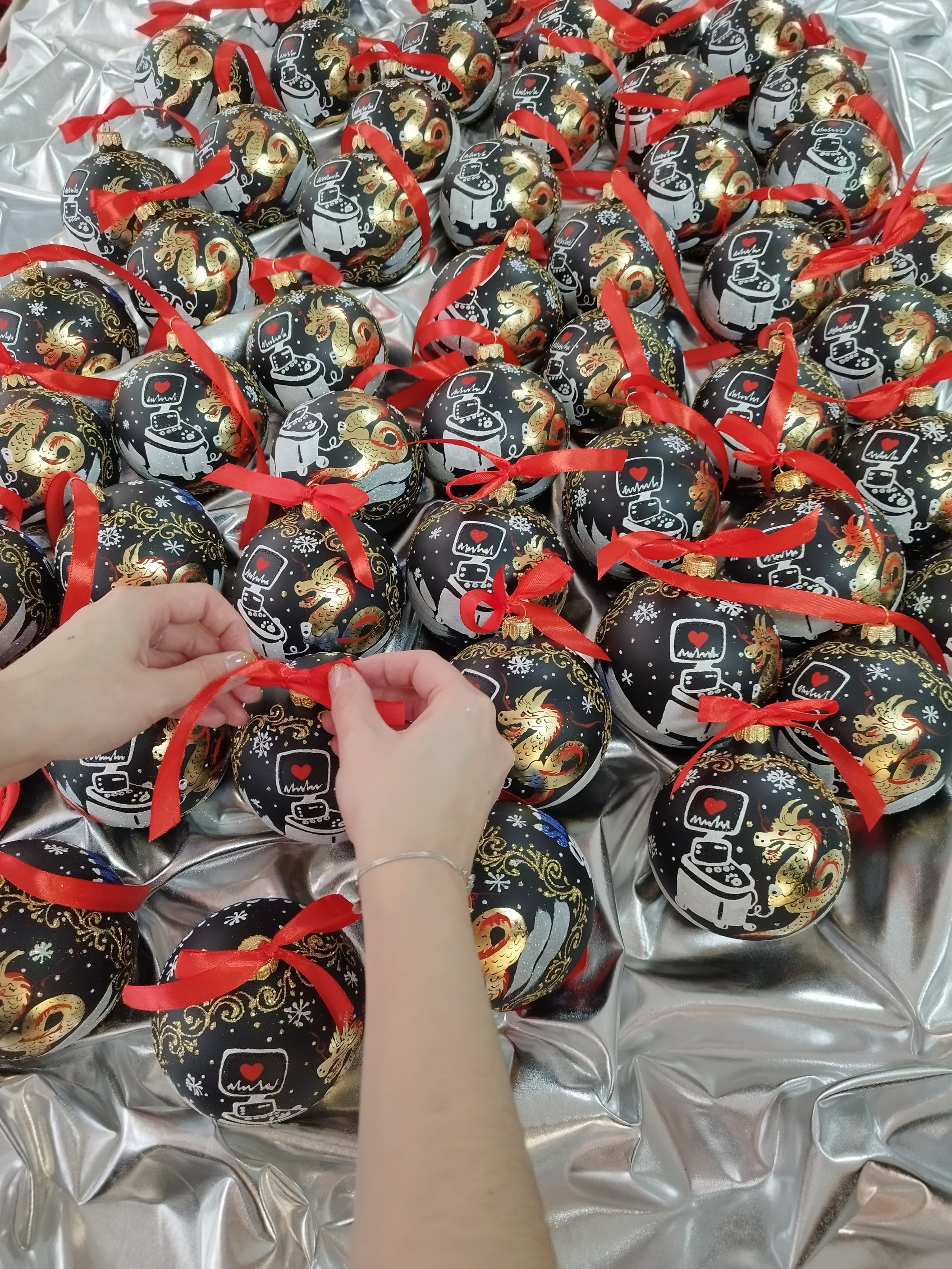 Елочный шар с росписью-Ваш лучший подарок на Новый Год. Арт-вечеринки и мастер-классы в Москве для взрослых и детей