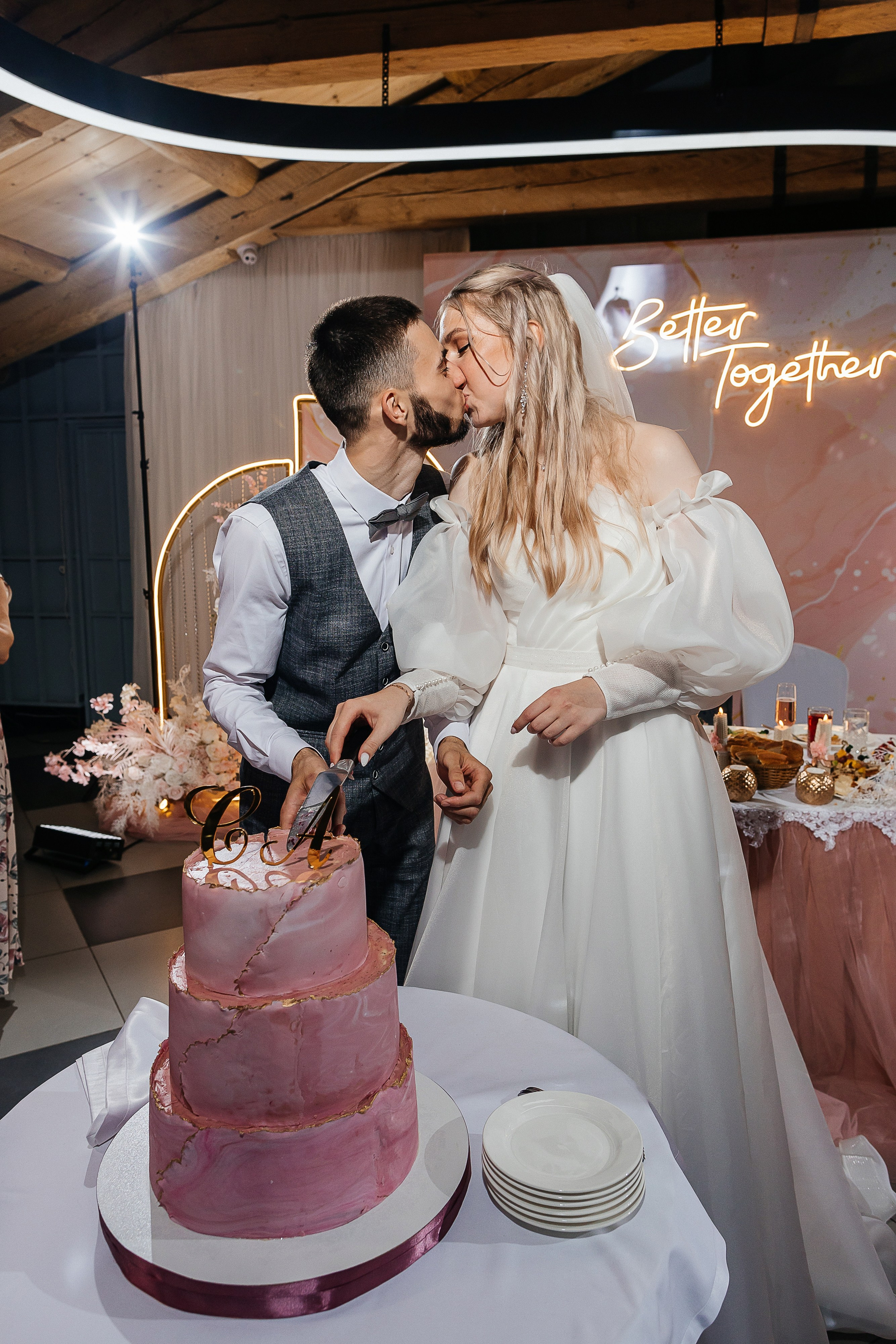 Чувственная первая встреча пары в отеле. Олег Сверчков | Свадебный фотограф Вологда