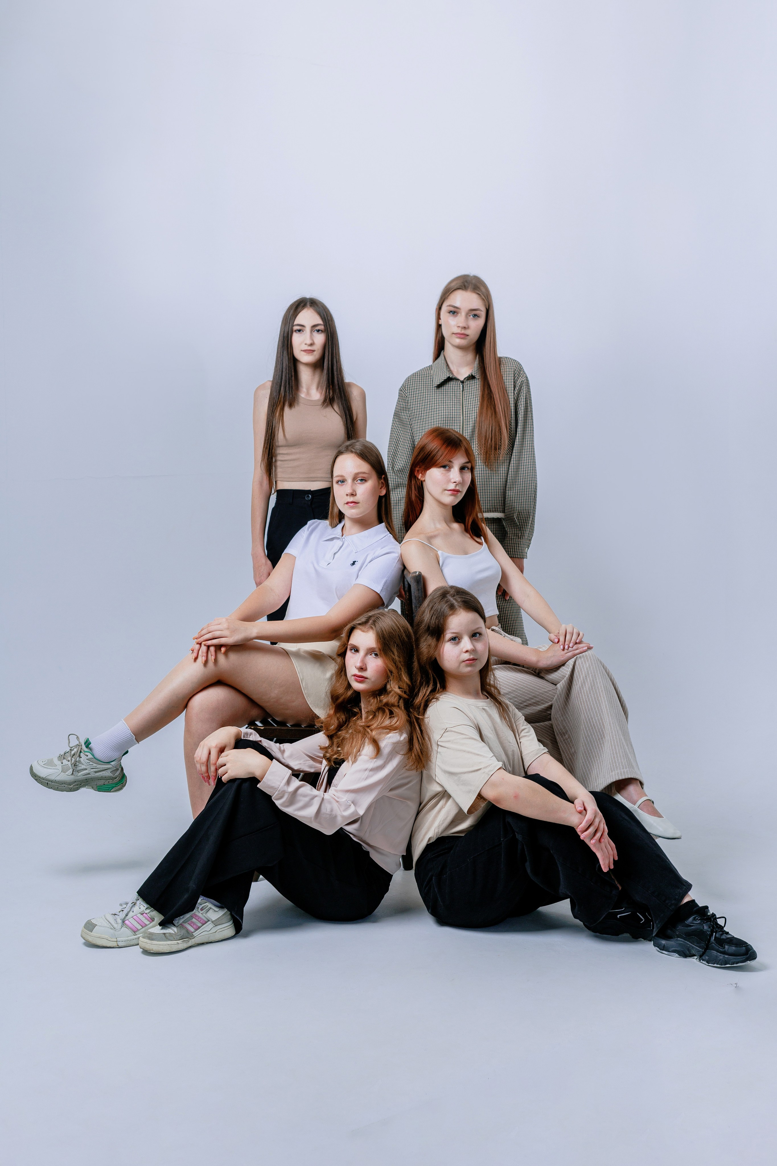 Групповая фотография старшеклассников для выпускного альбома: подростки в деловой одежде на фоне кирпичной стены, контрастный свет, динамичные позы, выражение уверенности. Выпускные альбомы Черкесск, Вырускные альбомы карачаевск, выпускные альбомы Георгиевск Выпускные альбомы Пятигорск, Выпускные альбомы Ставрополь, выпускные альбомы железноводск, Выпускные альбомы Кисловодск, Школьный фотограф Ставрополь, Школьный фотограф Черкесск, школьный фотограф Пятигорск, школьный фотограф Кисловодск