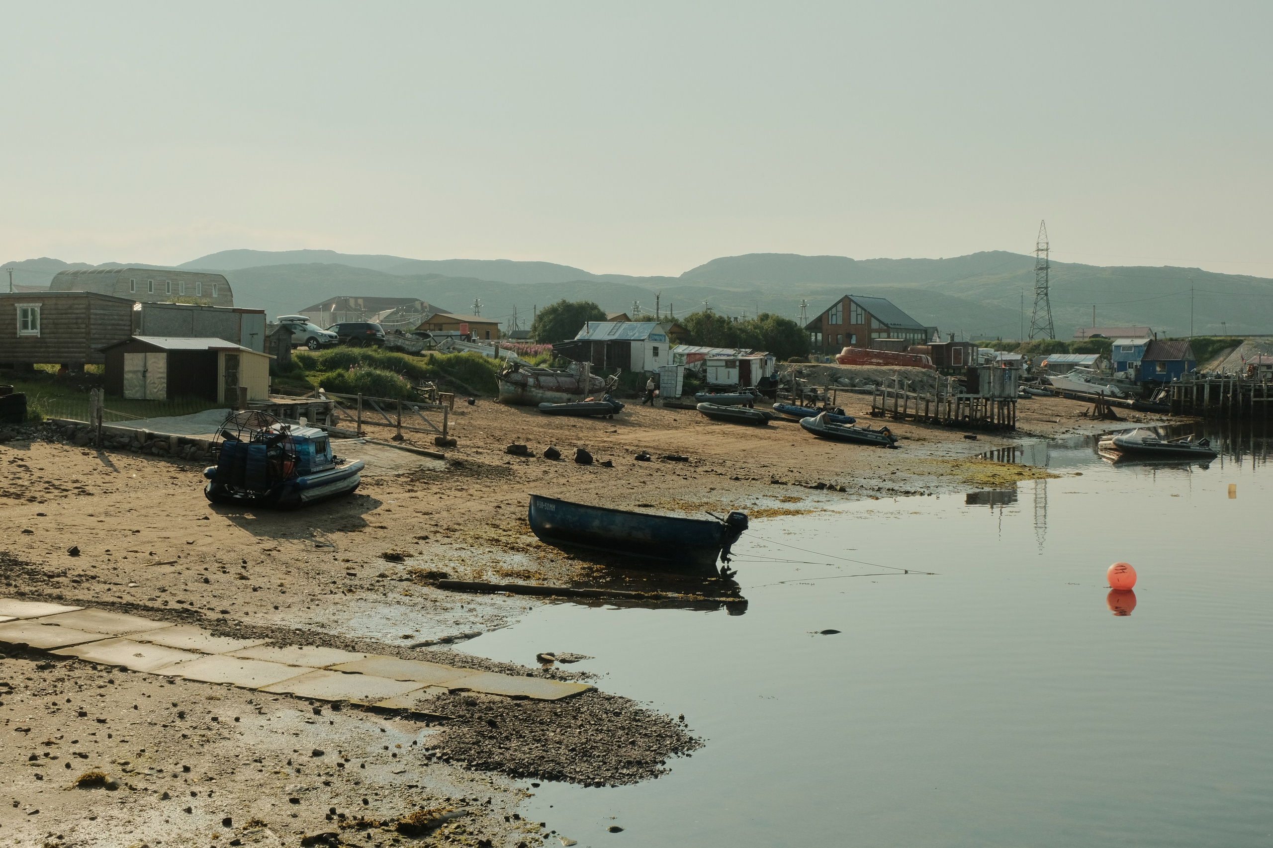 The moment of low tide in a fishing village on a sunny day when the boat was left on the shore