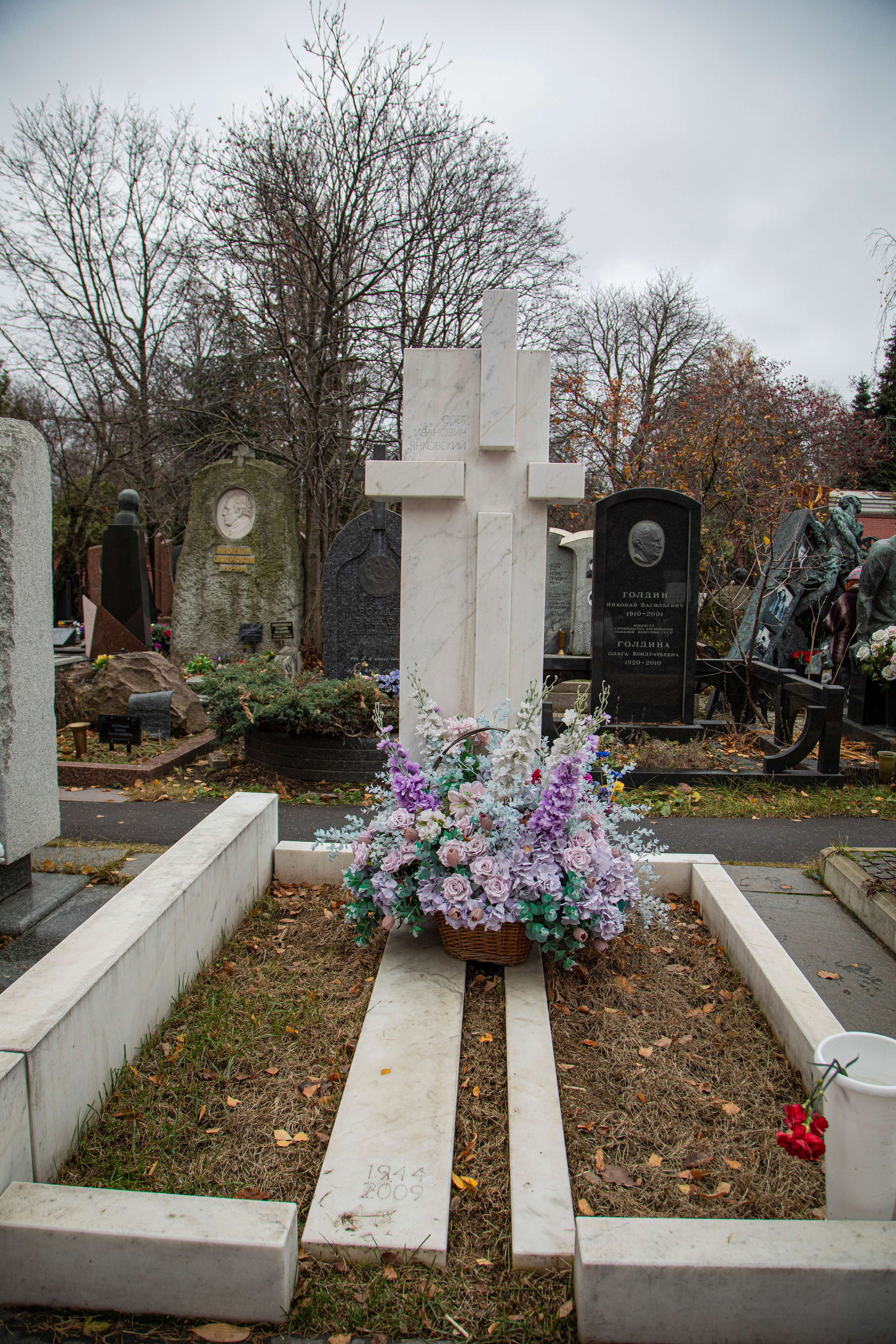 Осенняя прогулка по Новодевичьему кладбищу. Фотограф Сергей Ловкий